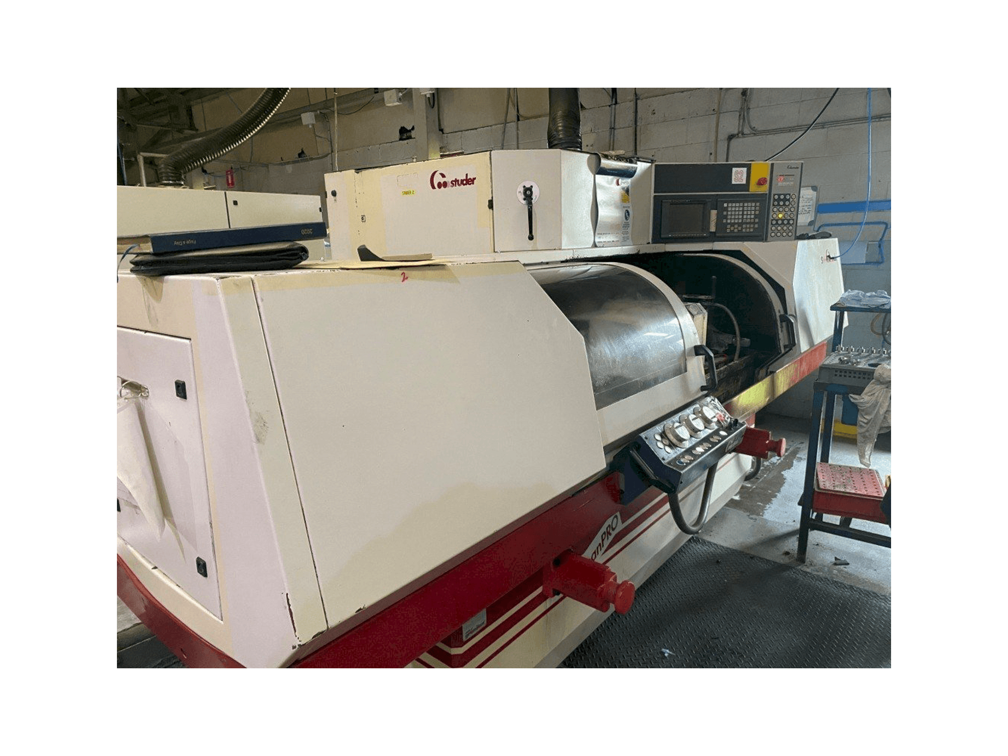 Vista frontal de la máquina STUDER S30 lean PRO