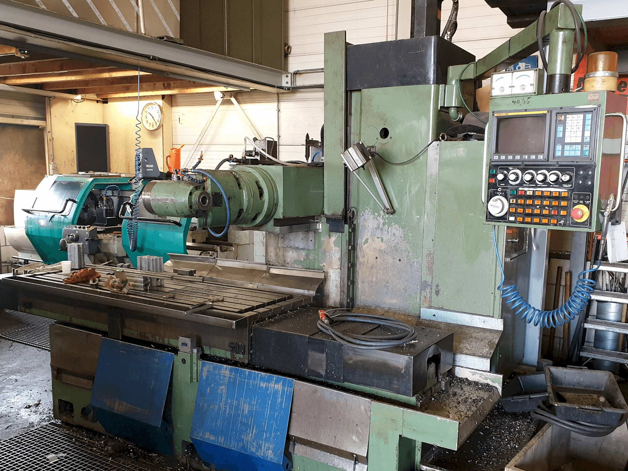 Vista frontal de la máquina YCM X 1800