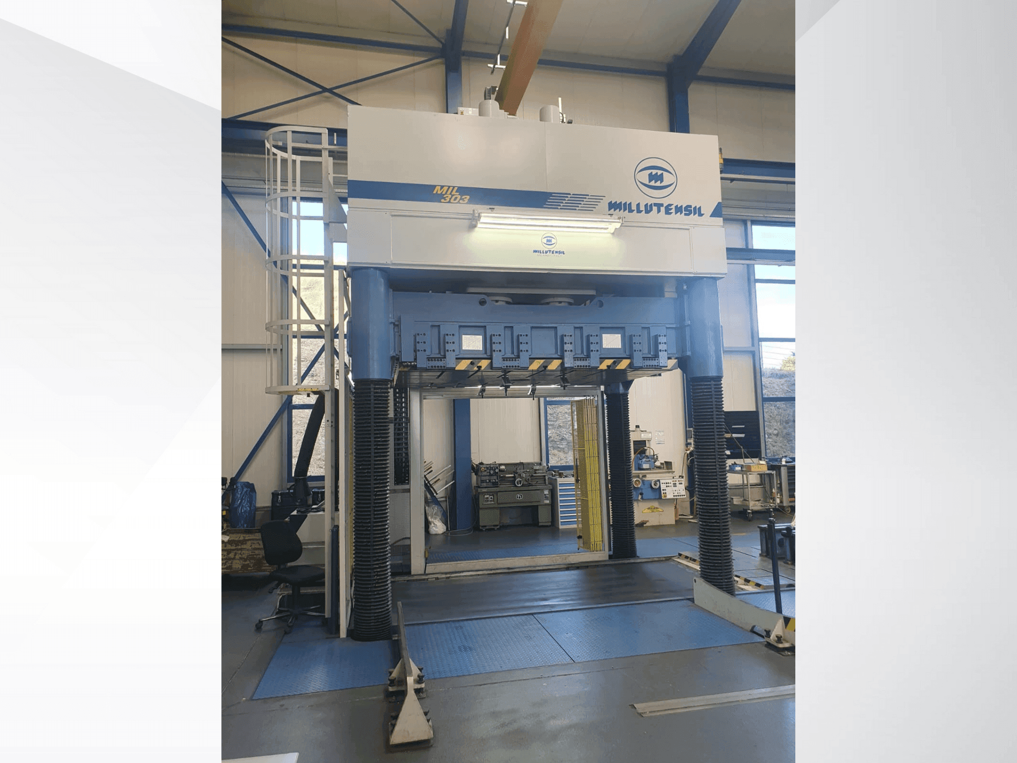 Vista frontal de la máquina MILLUTENSIL Mil 303