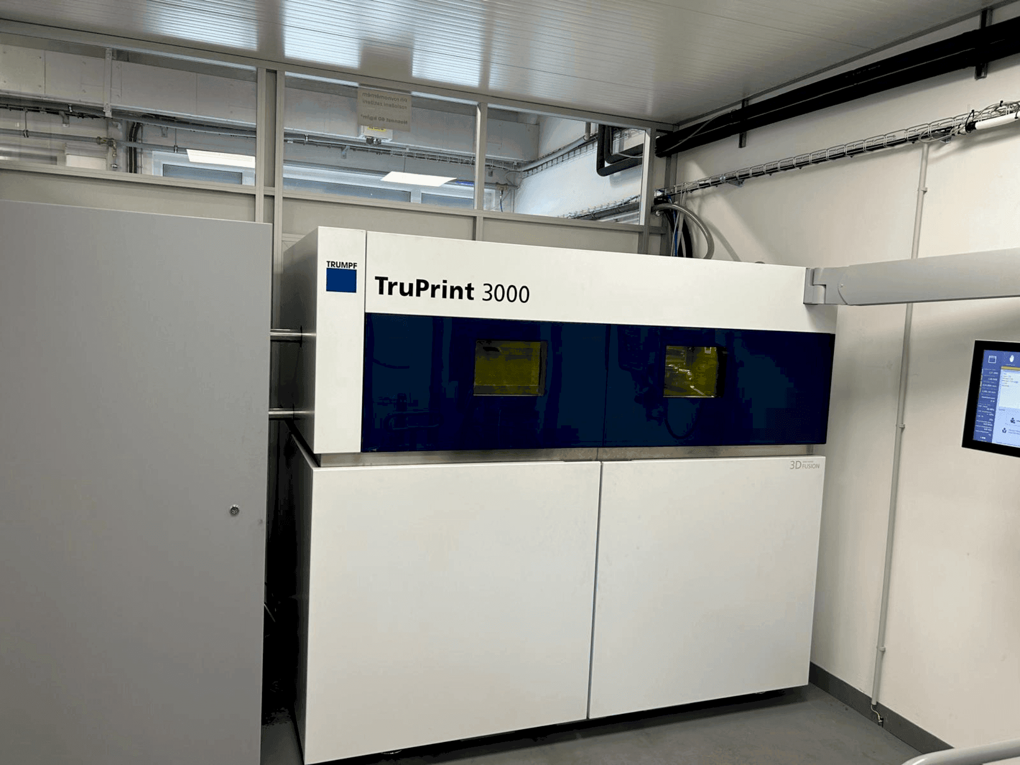 Vista frontal de la máquina TRUMPF TruPrint 3000