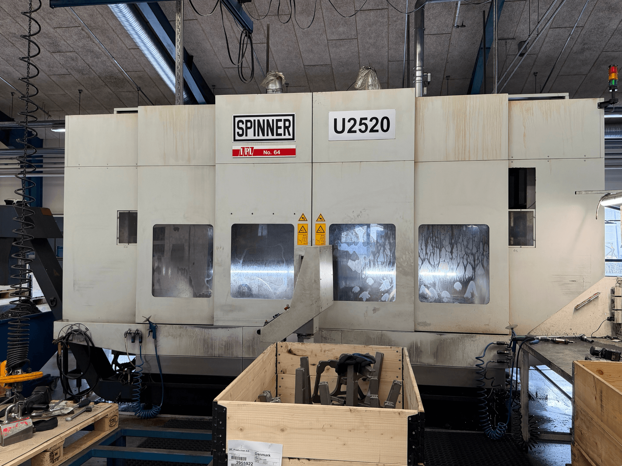 Centro de mecanizado vertical SPINNER U5-2520 en un taller, vista frontal, mostrando el panel de control y la zona de trabajo con herramientas.