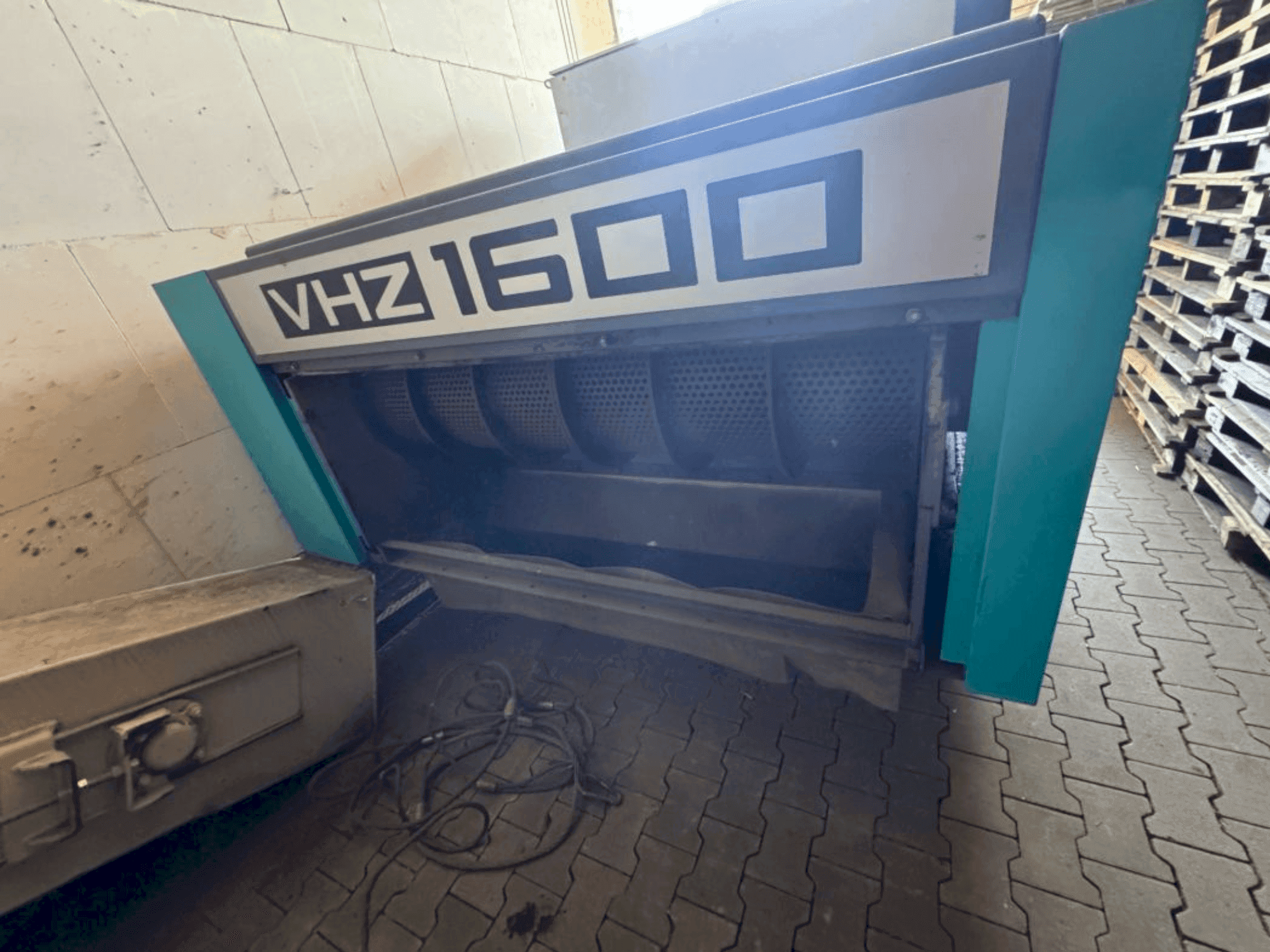 Front view of VECOPLAN VHZ 1600 machine