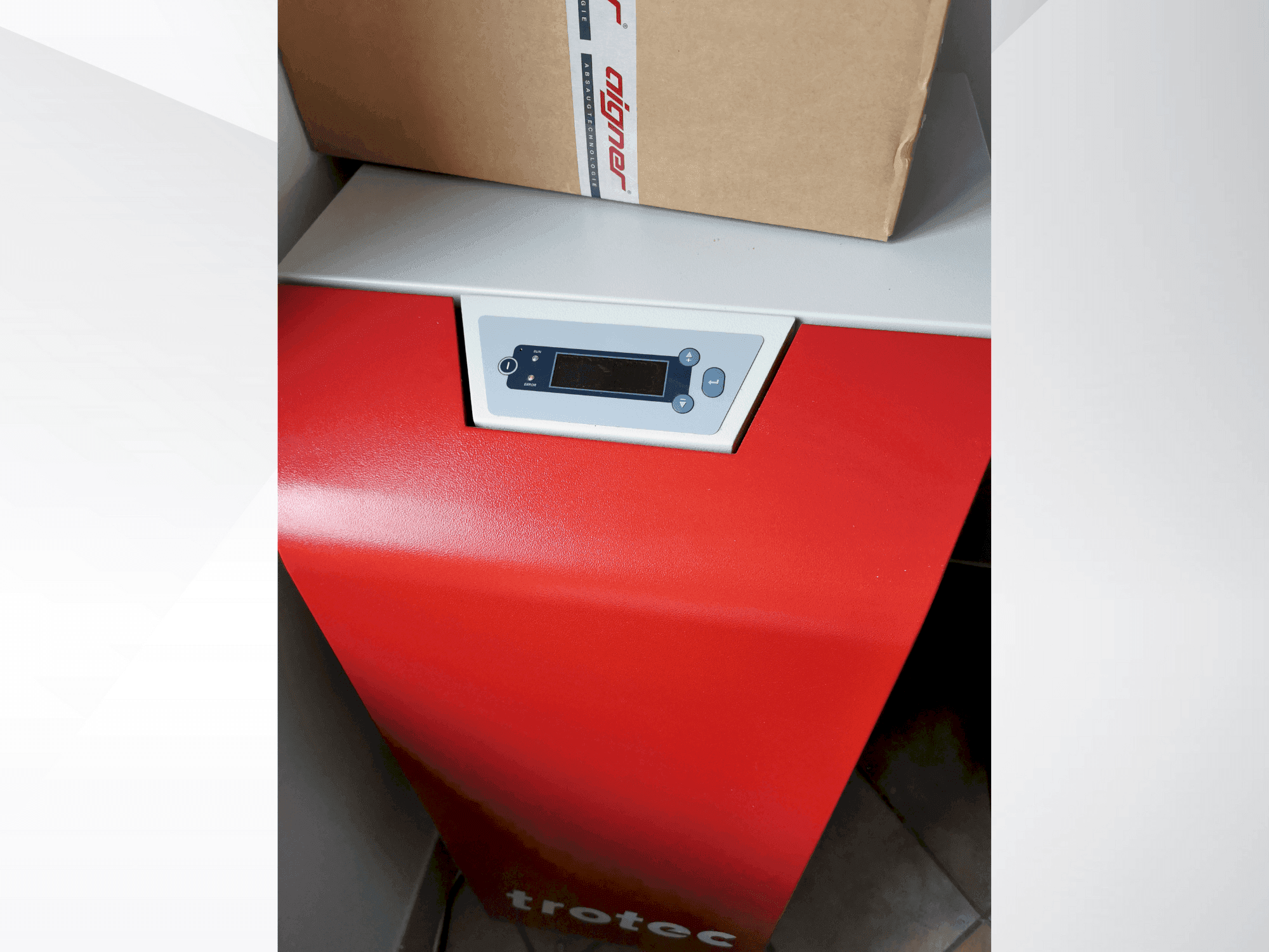 Front view of Trotec 8060 Q400 RF machine