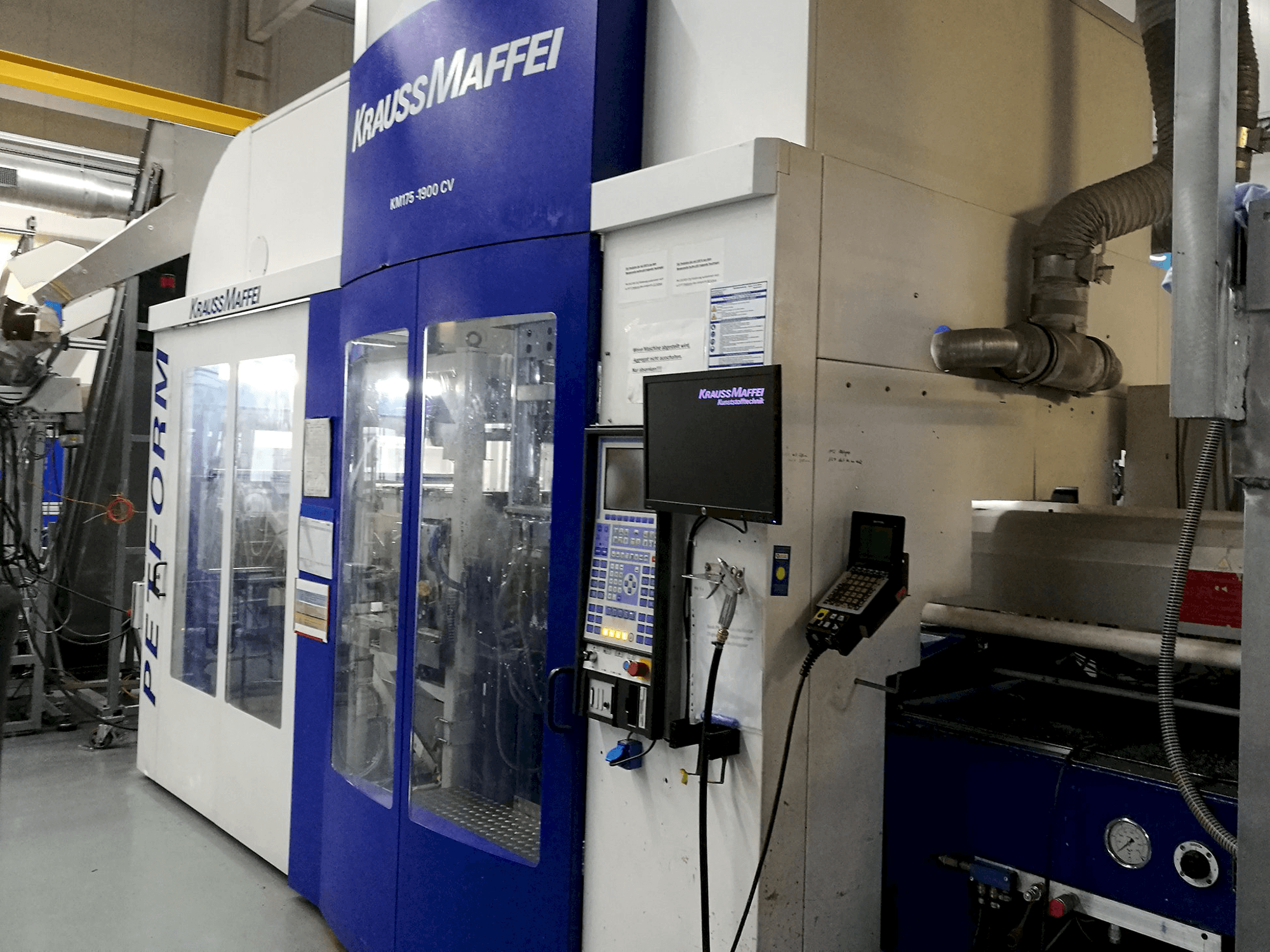 Vista derecha de la máquina Krauss Maffei 175-1900 CV
