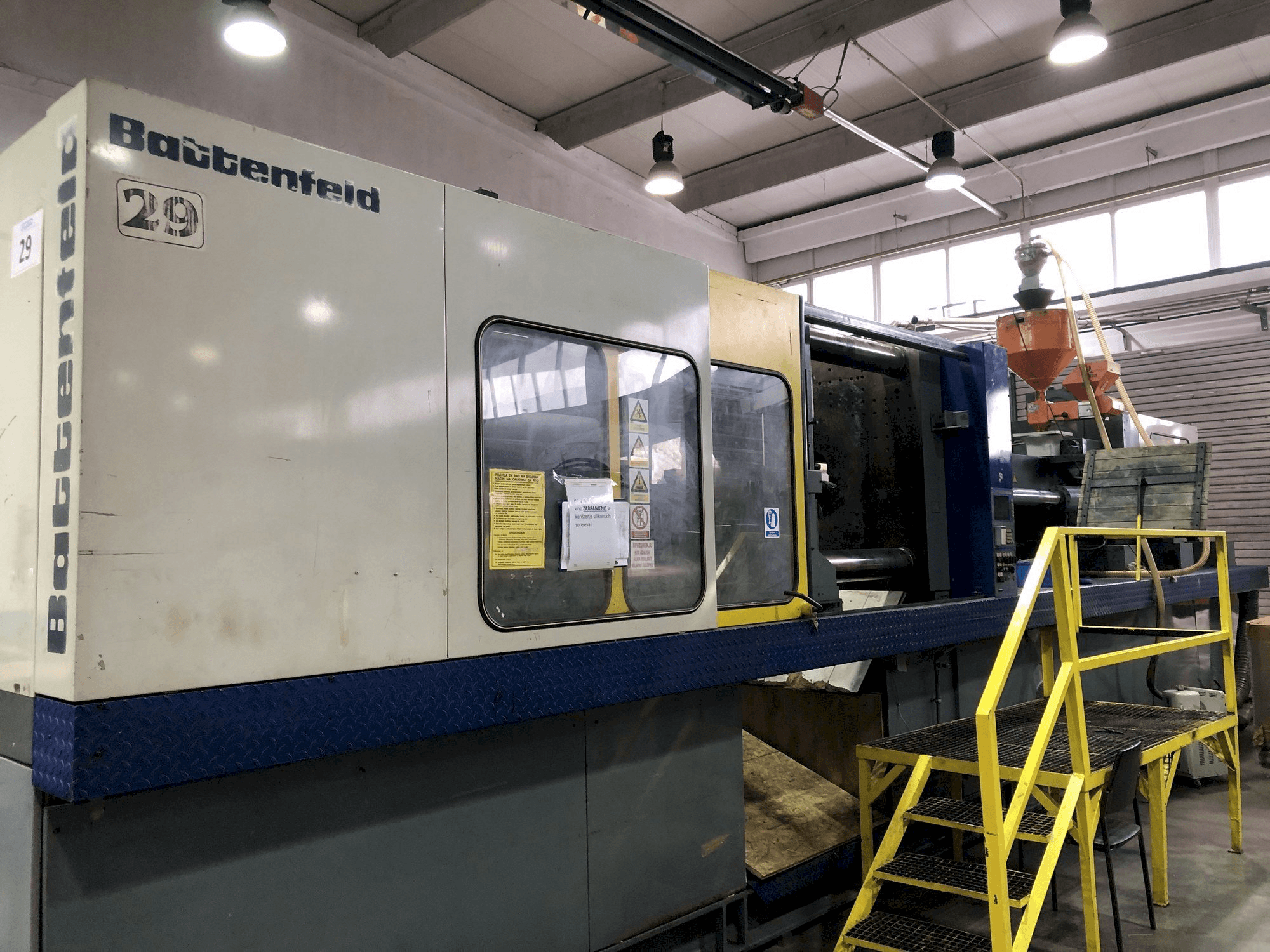 Vista frontal de la máquina Battenfeld BA-T 6500/6300