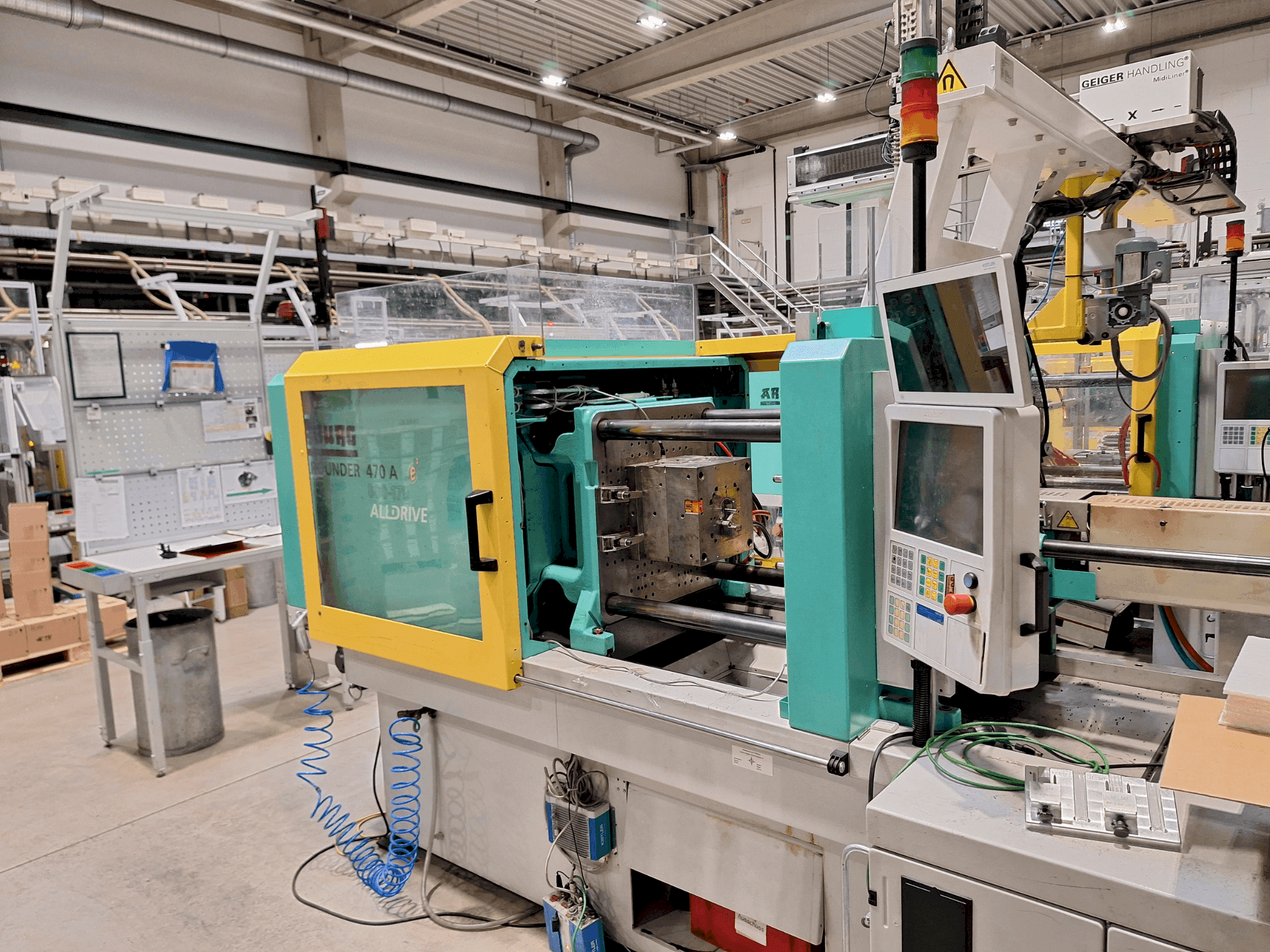 Vista frontal de la máquina Arburg 470 A 800-170