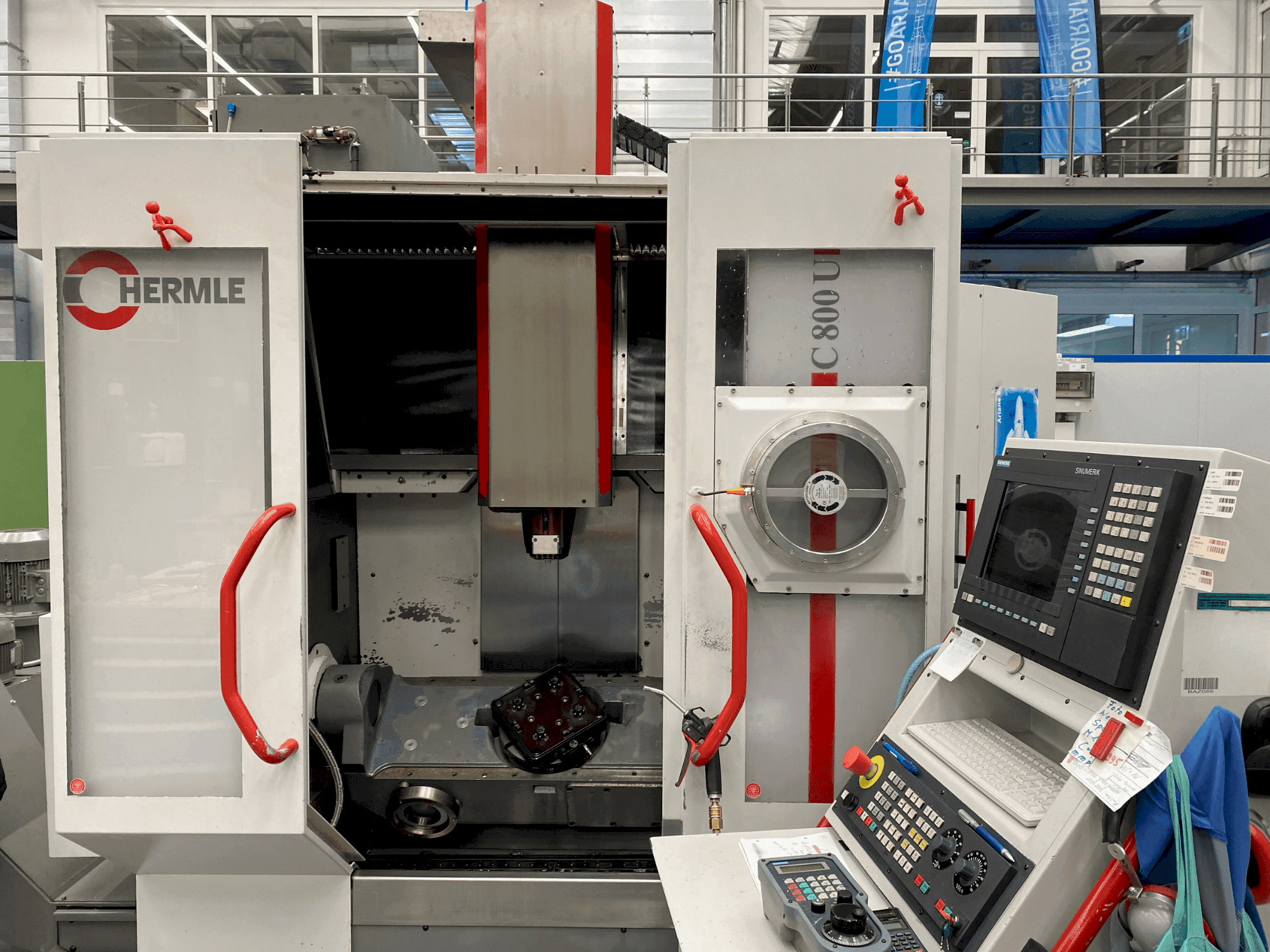 Front view of HERMLE C800 U machine