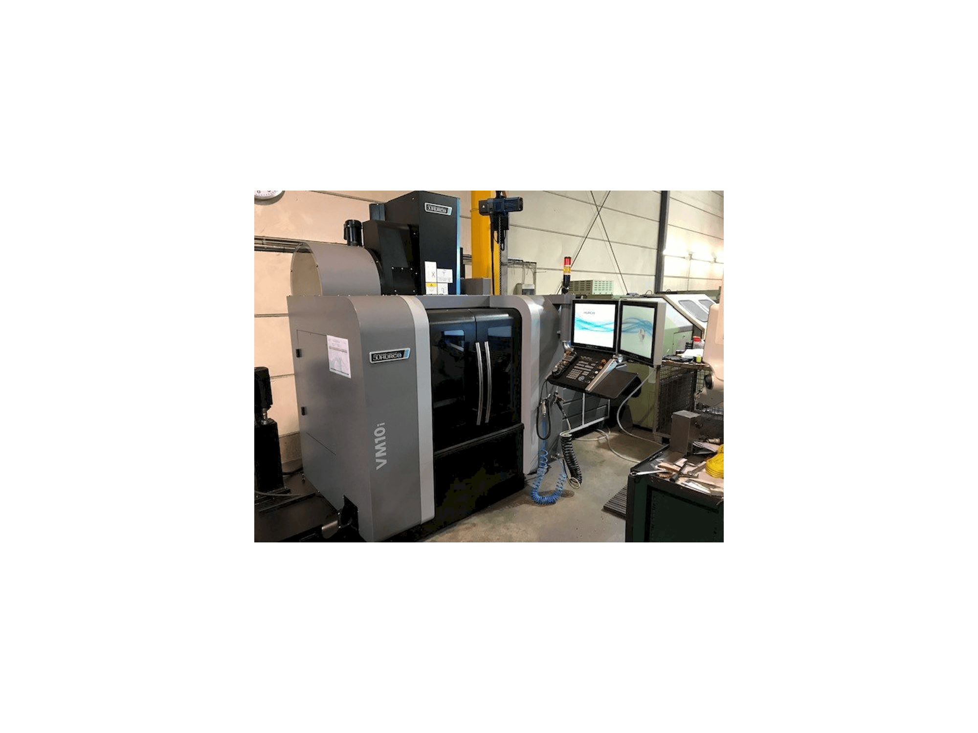 Vista frontal de la máquina Hurco VM10i