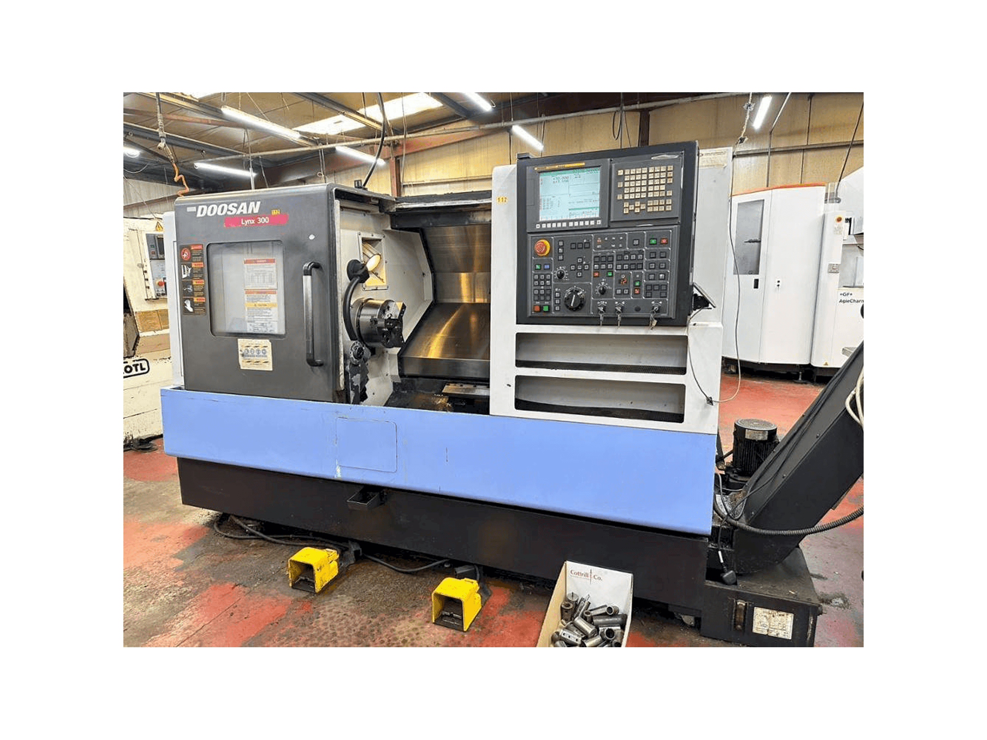 Vista frontal de la máquina Doosan Lynx 300