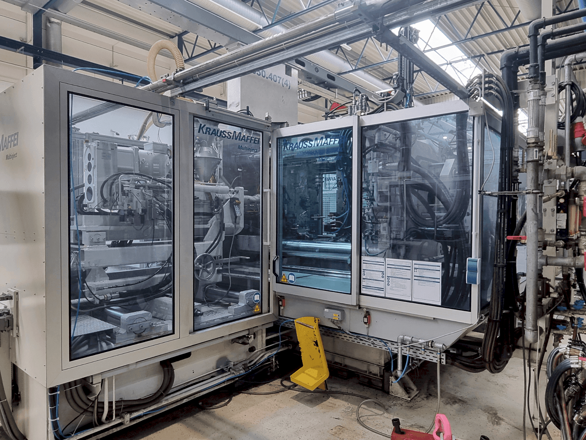 Vista frontal de la máquina Krauss Maffei 650-2700-390 CL