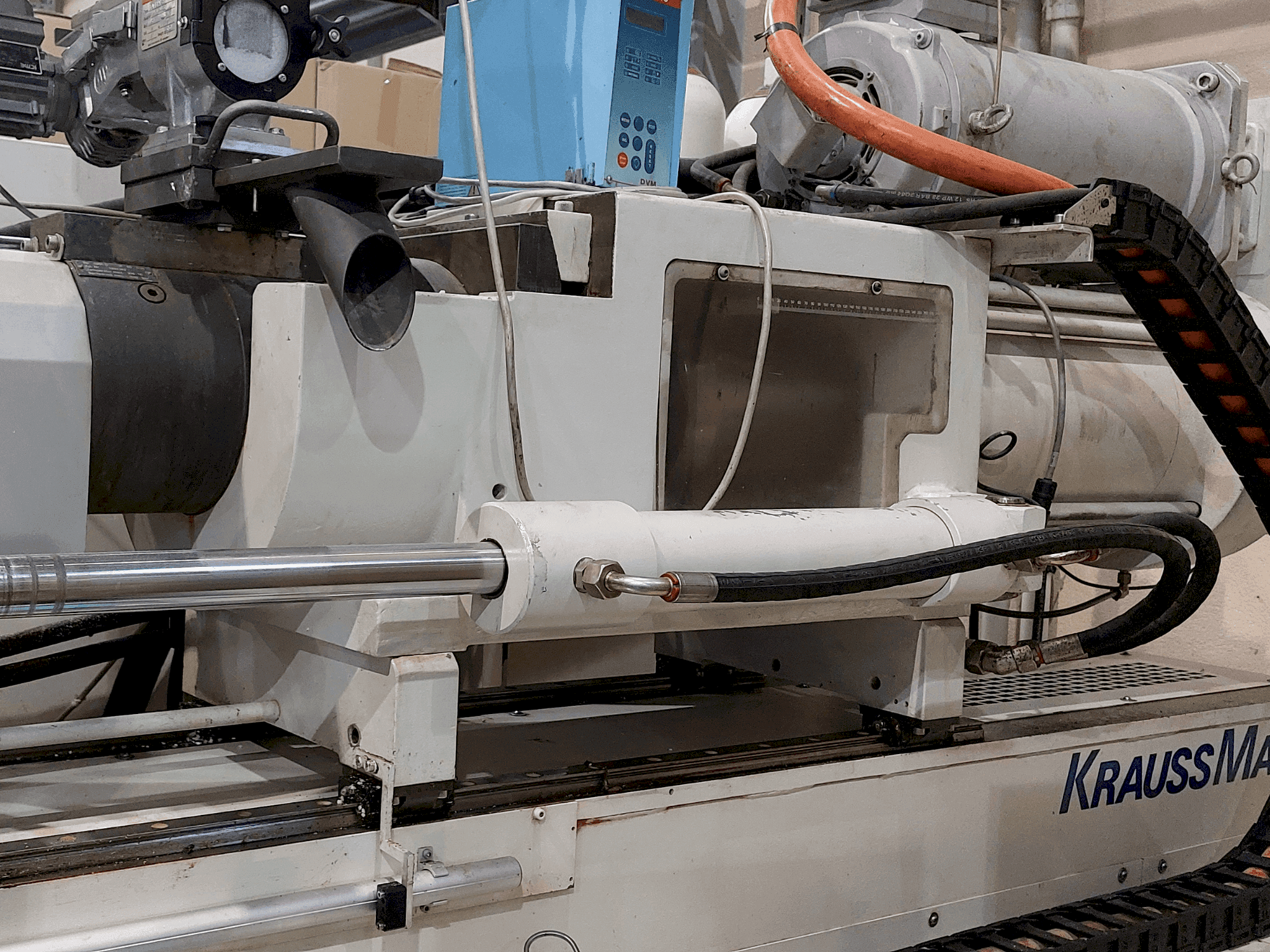 Vista frontal de la máquina Krauss Maffei 320-1900 C3