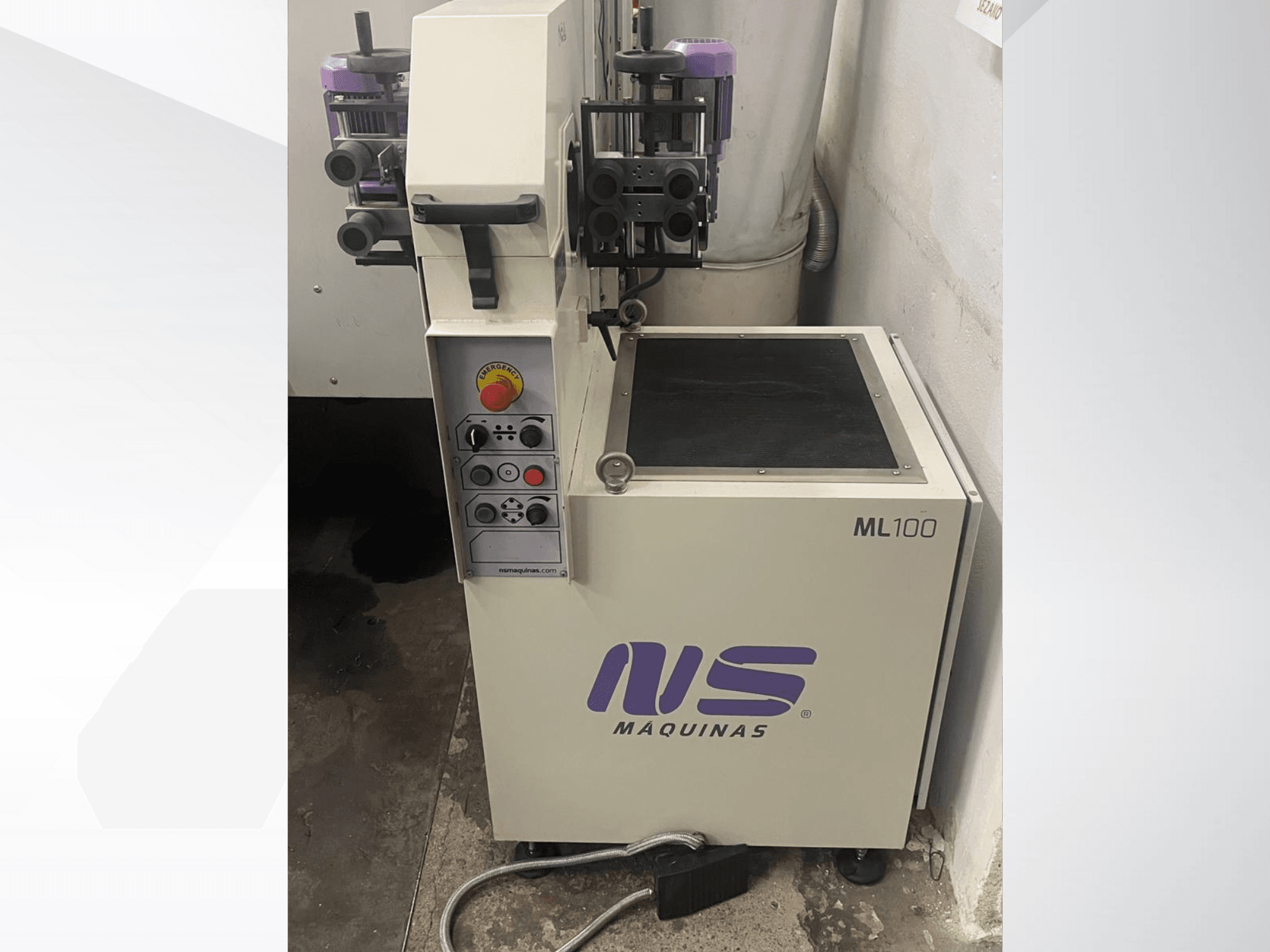 Máquina ML100 de MS Maquinas, vista frontal, con panel de control con botones y pedal, superficie de trabajo definida.