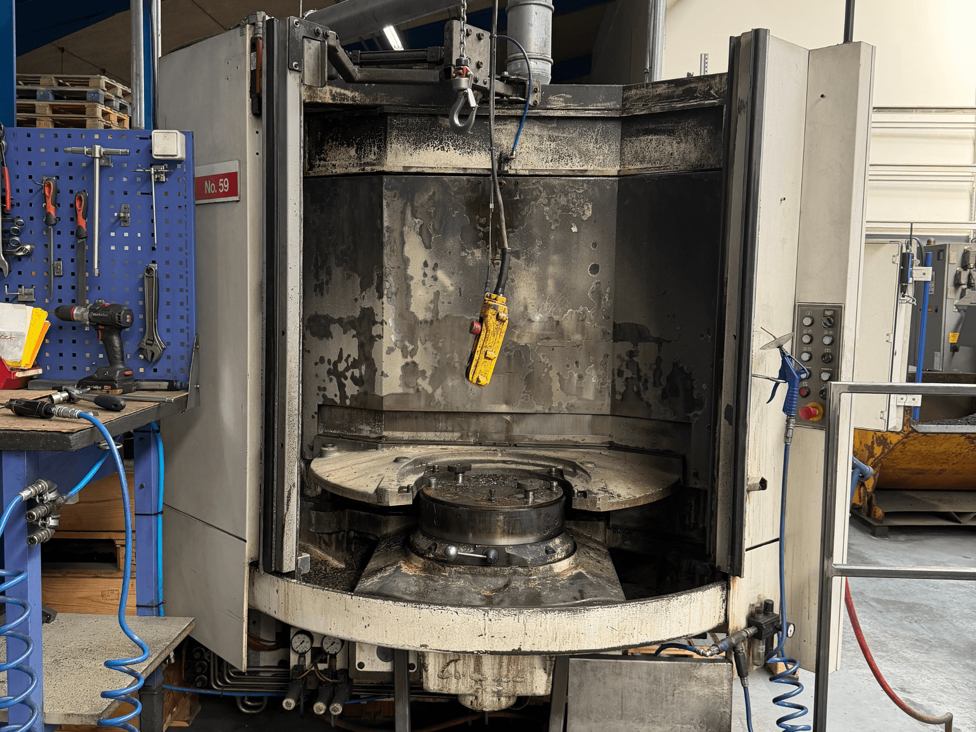 Centro de mecanizado horizontal HELLER MC 16 vista frontal, mostrando una mesa de trabajo vacía y el panel de control, en entorno de taller.