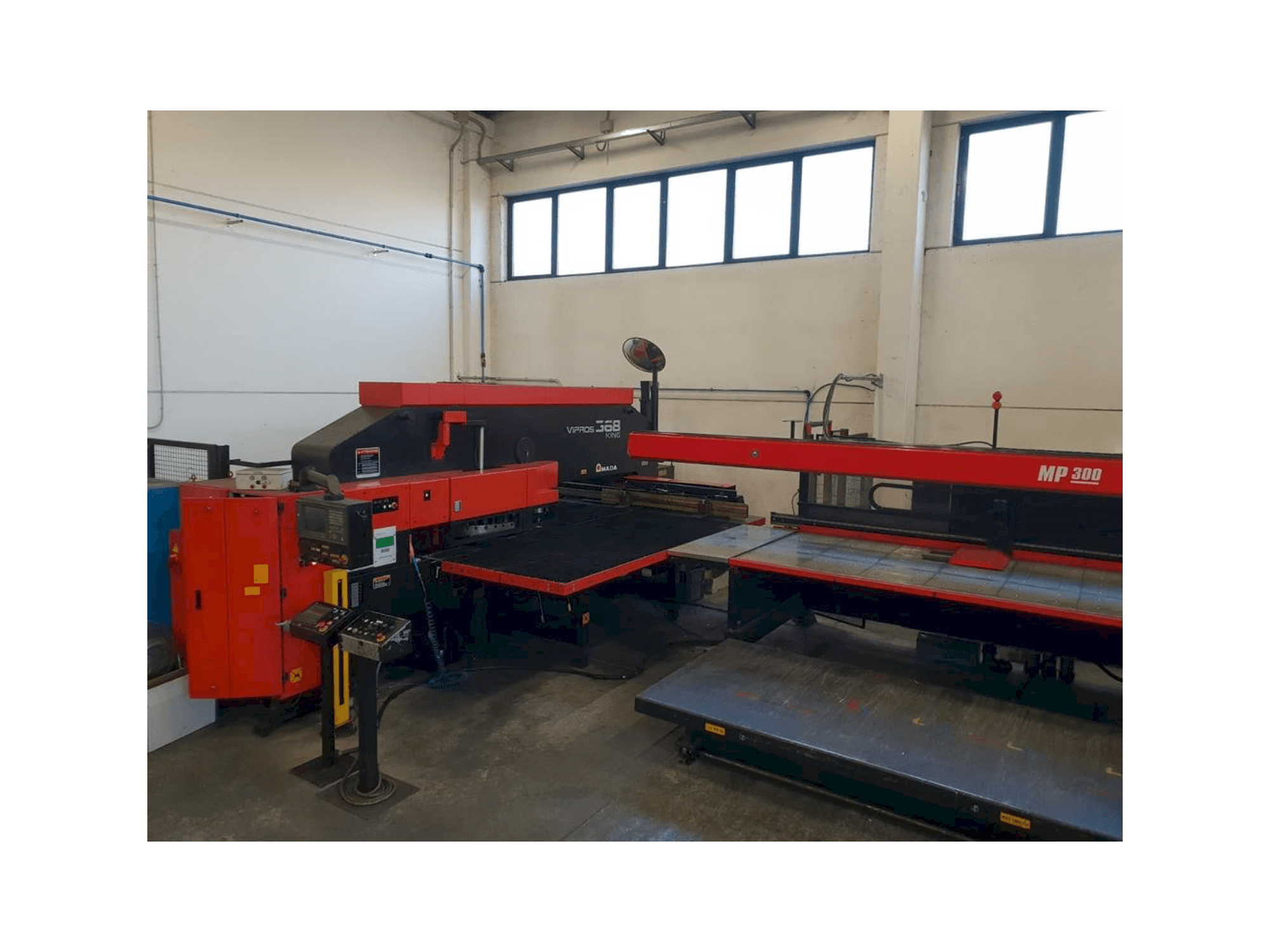 Vista frontal de la máquina AMADA VIPROS 368 KING