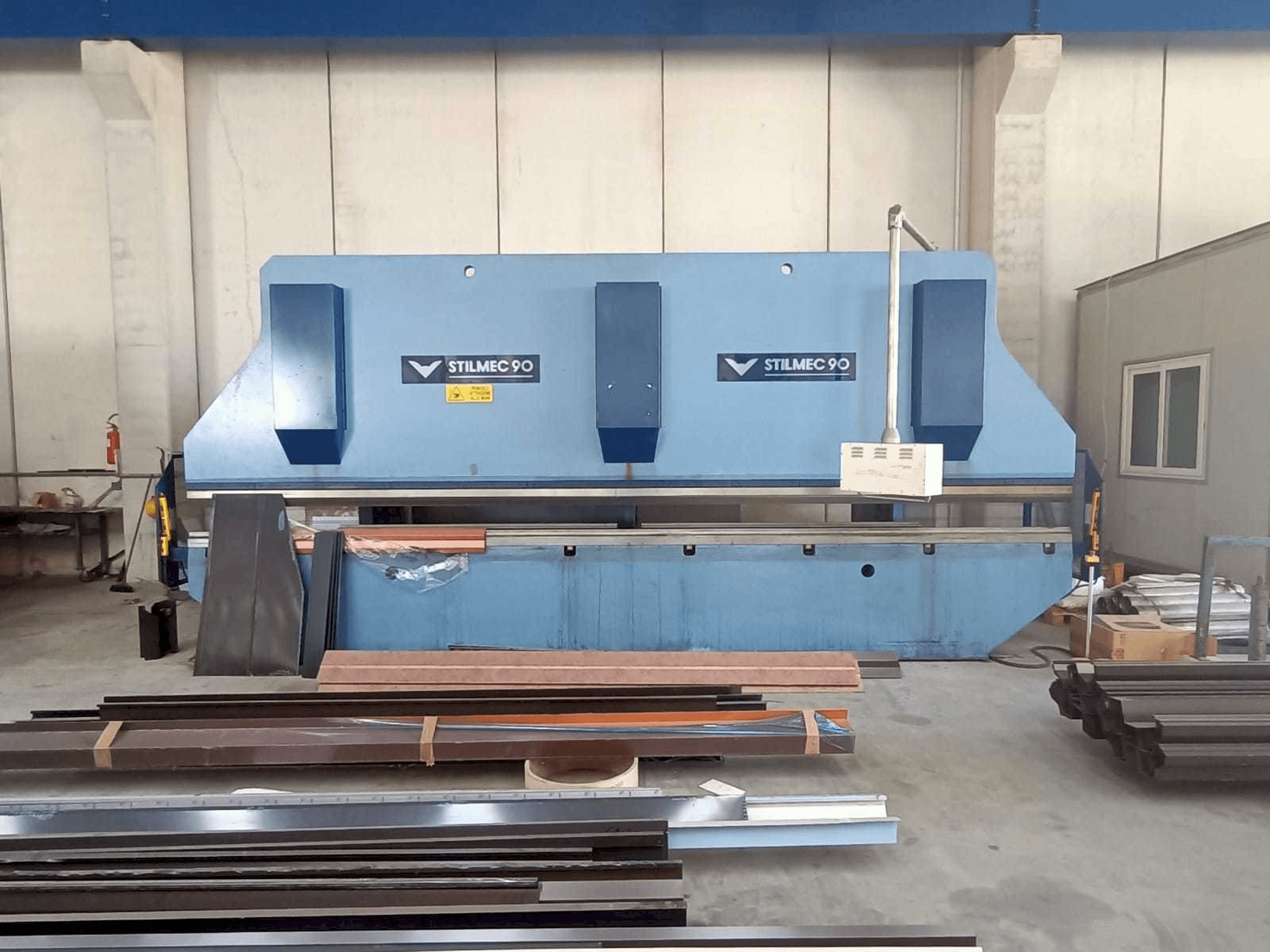 Vista frontal de la máquina Stillmec 90 6500 x 200 ton