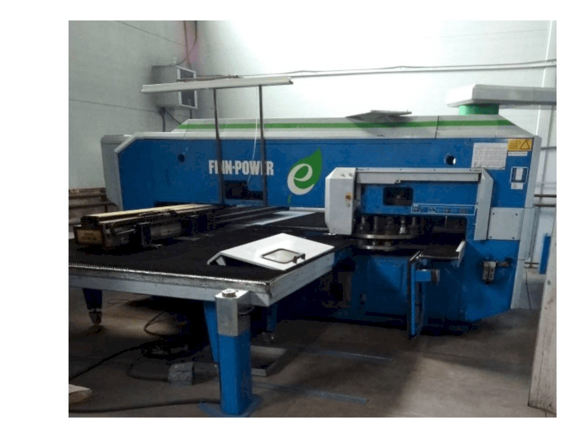 Vista frontal de la máquina Finn-Power E5