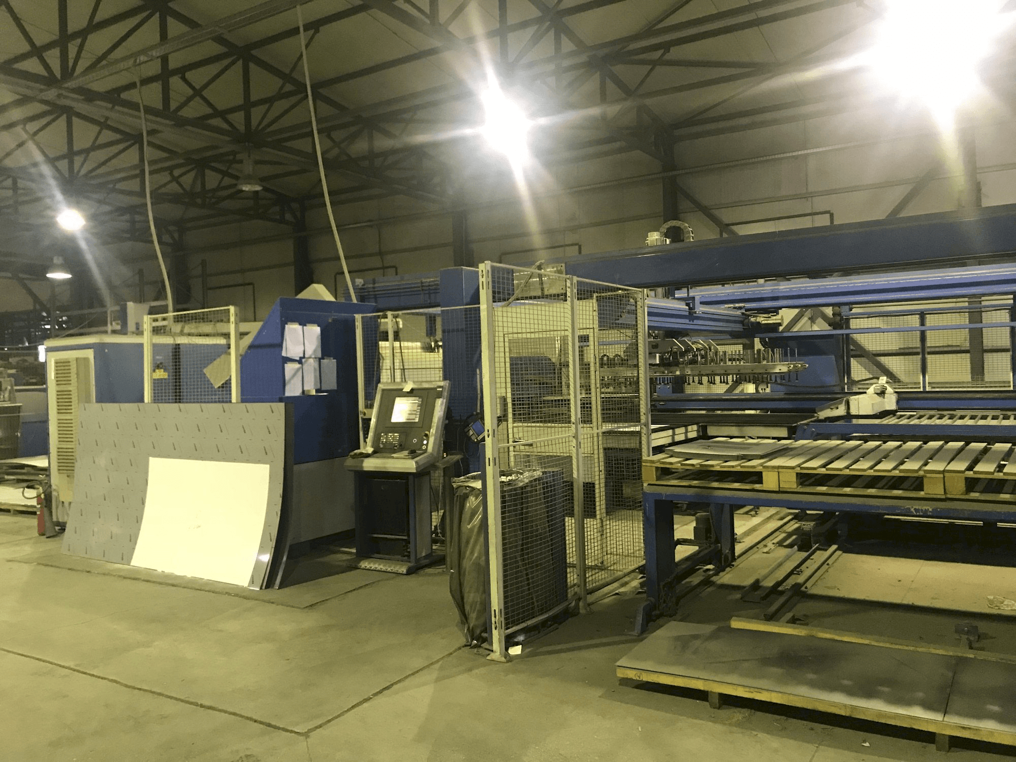 Vista frontal de la máquina Finn-Power LP6