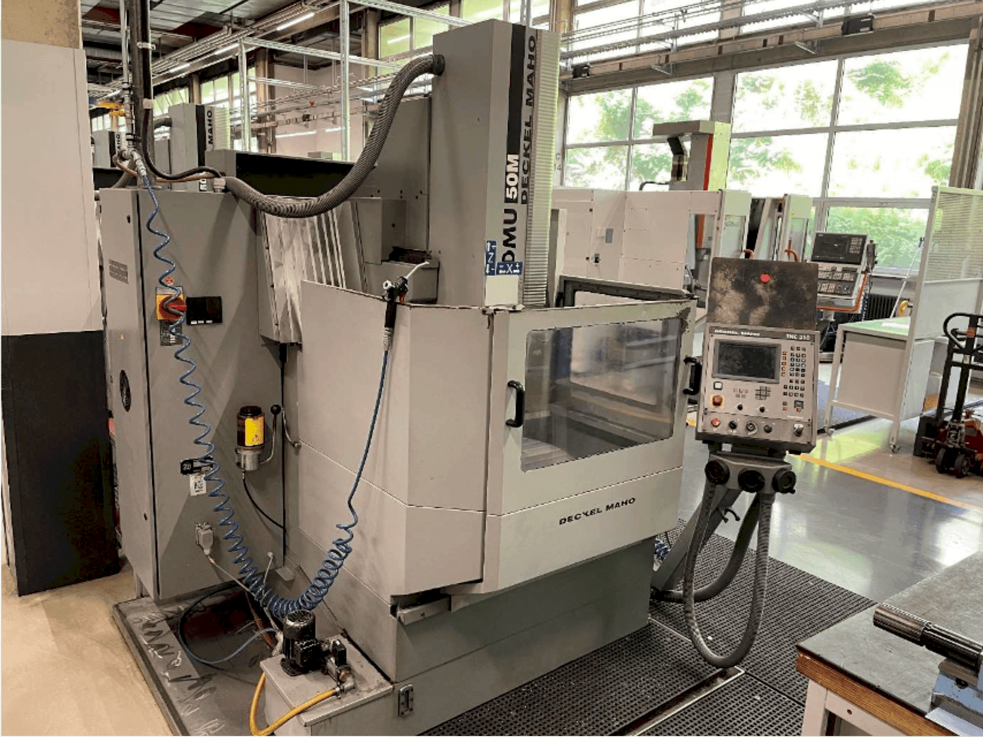 Vista frontal de la máquina DECKEL DMU 50