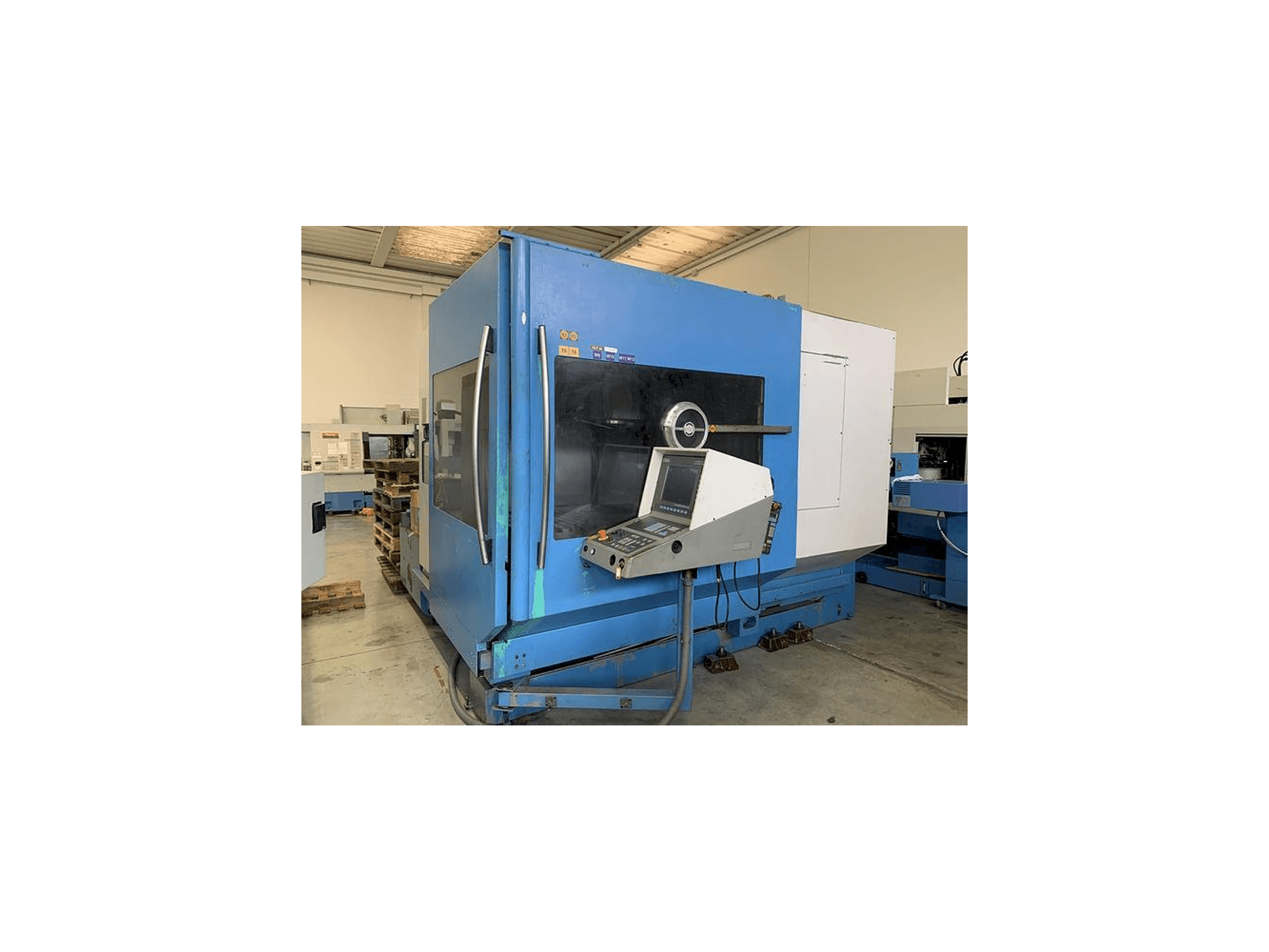 Vista frontal de la máquina DECKEL MAHO DMU 80