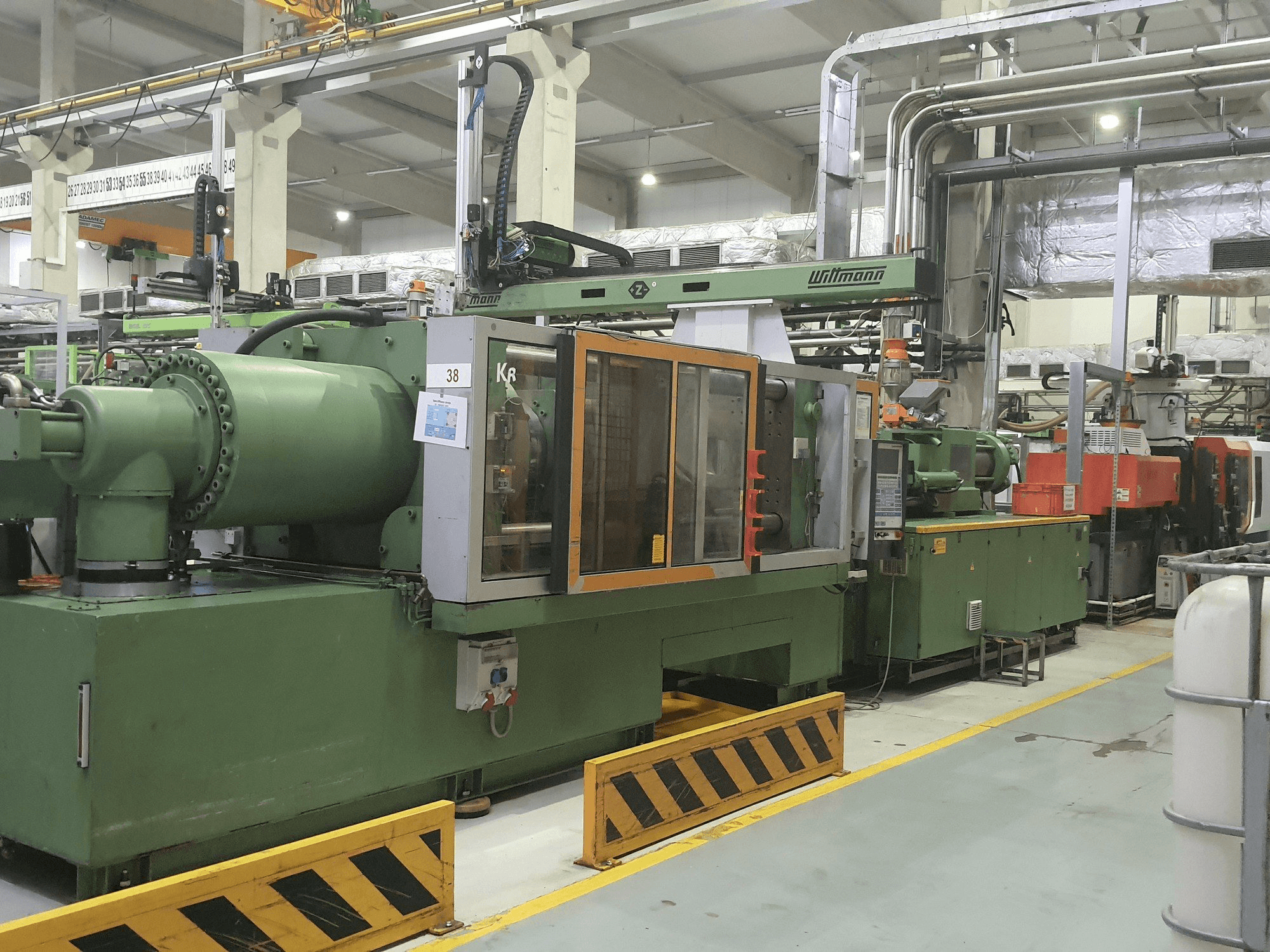 Vista frontal de la máquina Krauss Maffei 420-3000