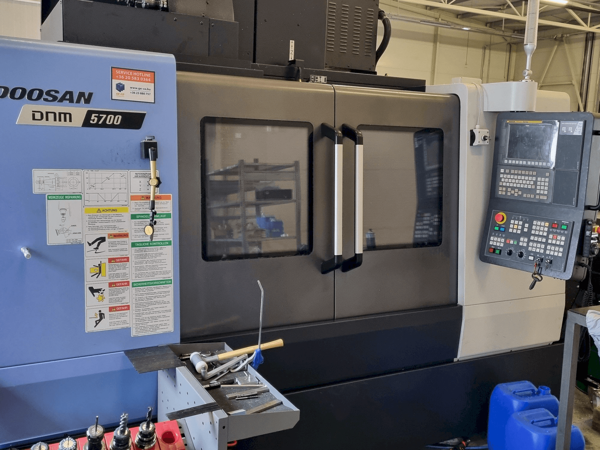 Vista frontal de la máquina DOOSAN DNM 5700