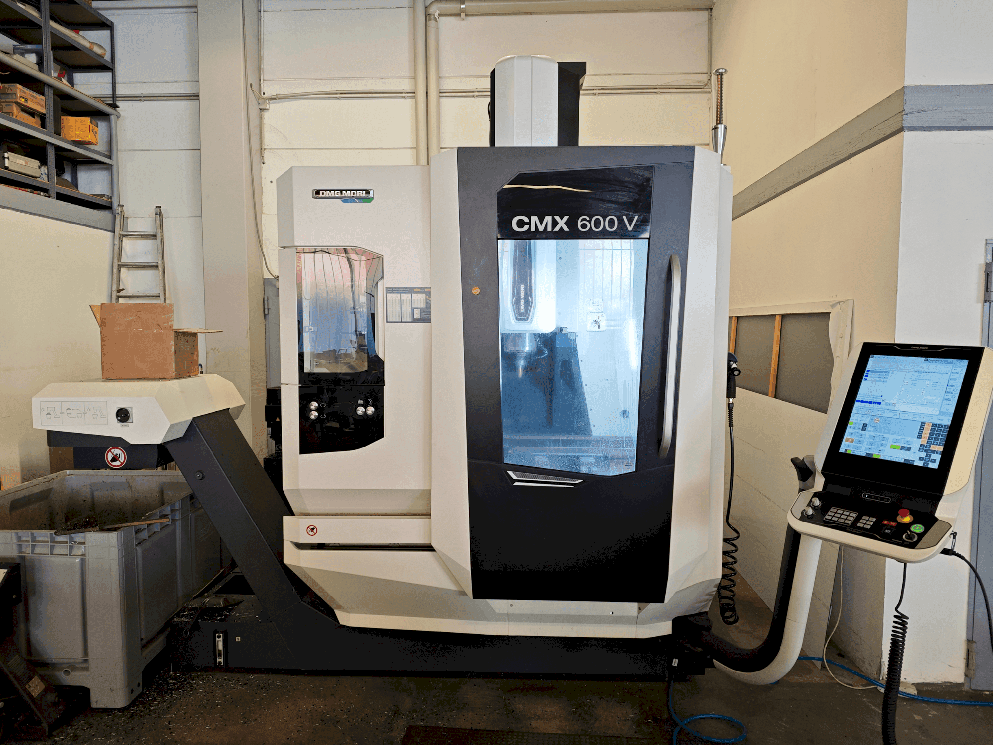 Vista frontal de la máquina DMG MORI CMX 600 V