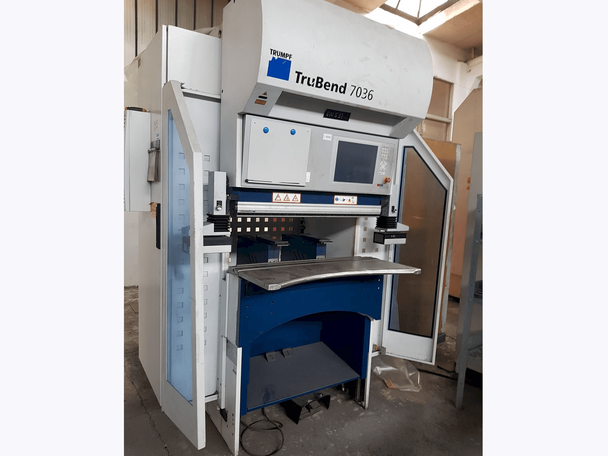 Vista frontal de la máquina Trumpf TruBend 7036