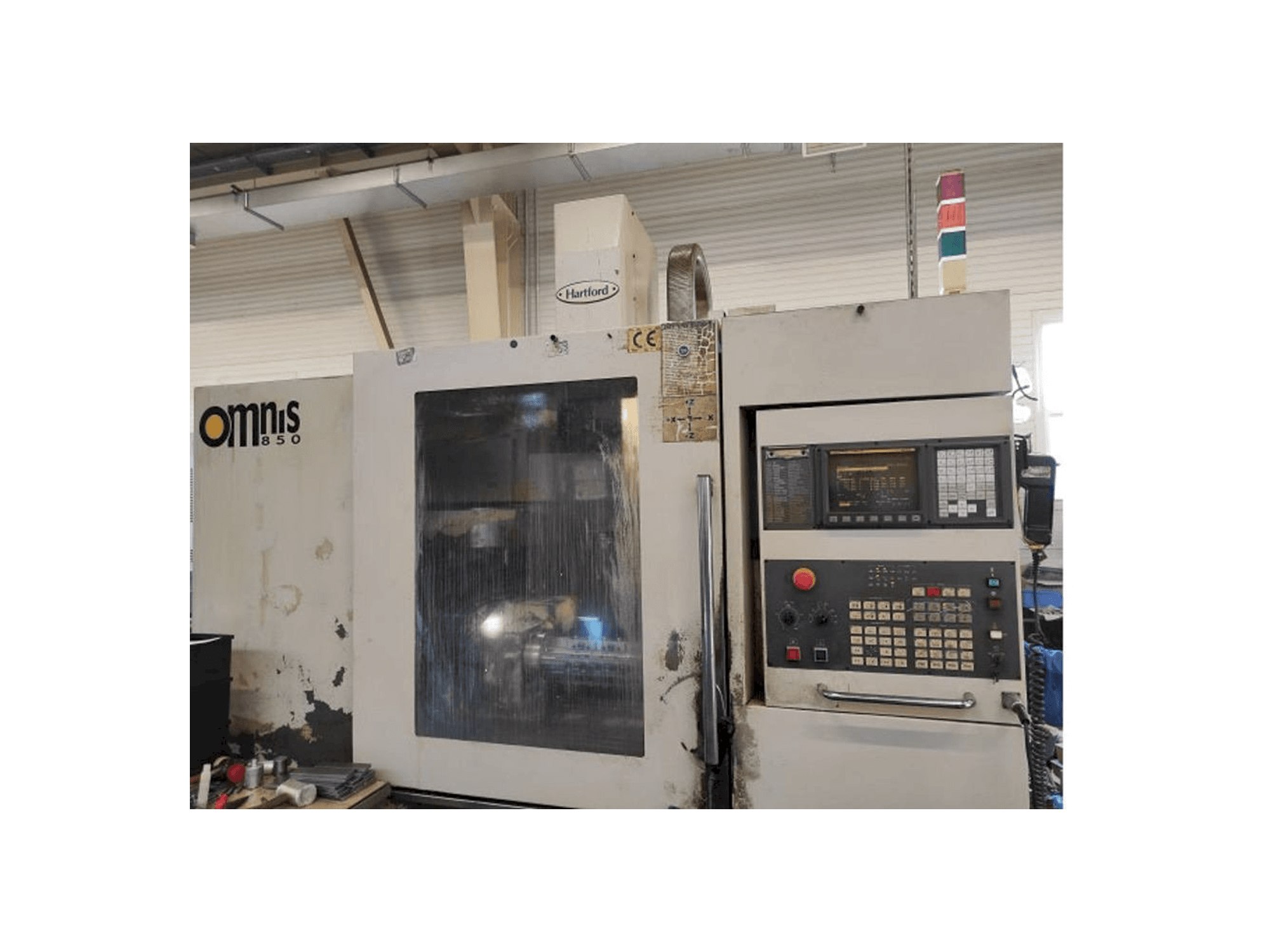 Vista frontal de la máquina Hartford Omnis 850