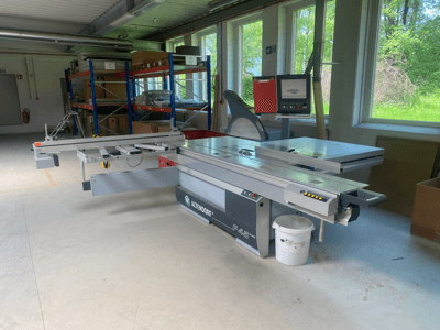 Escuadradora ALTENDORF F45, vista frontal, con carro desplazable ajustable, pantalla digital y panel de control visibles.