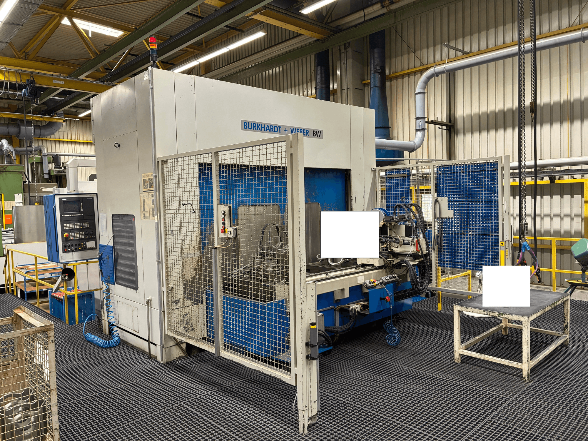 Centro de mecanizado Burkhardt + Weber BW, vista frontal, con panel de control y armario de seguridad, situado en un entorno industrial.