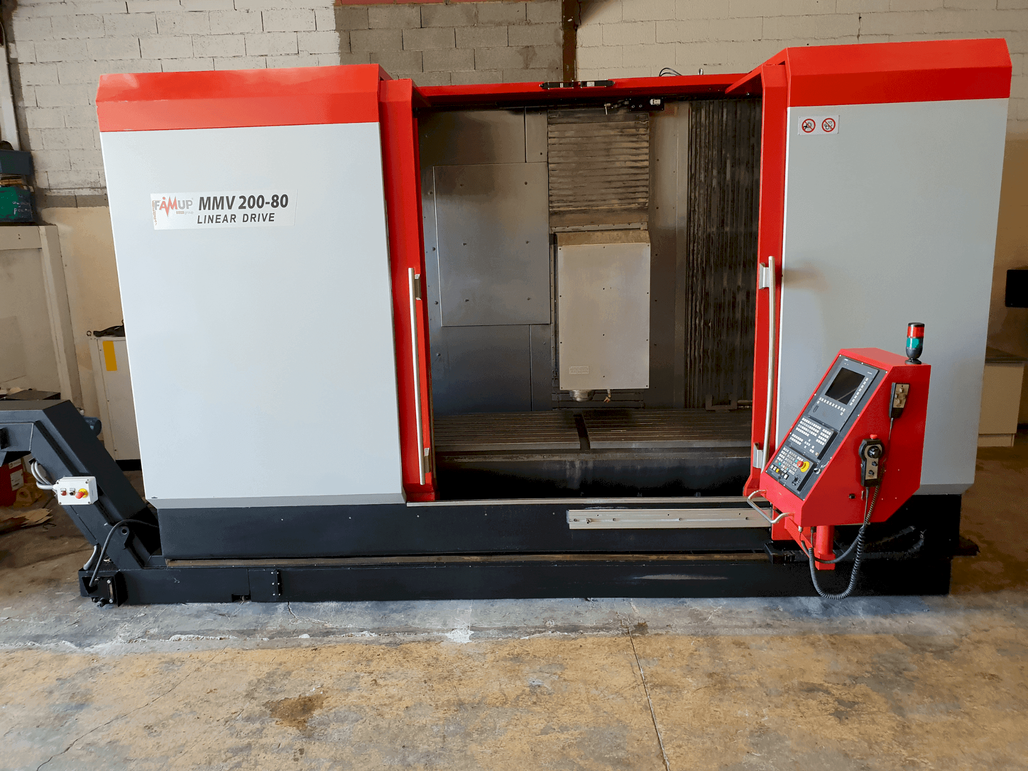 Vista frontal de la máquina FAMUP MMV 200-80 Linear Drive