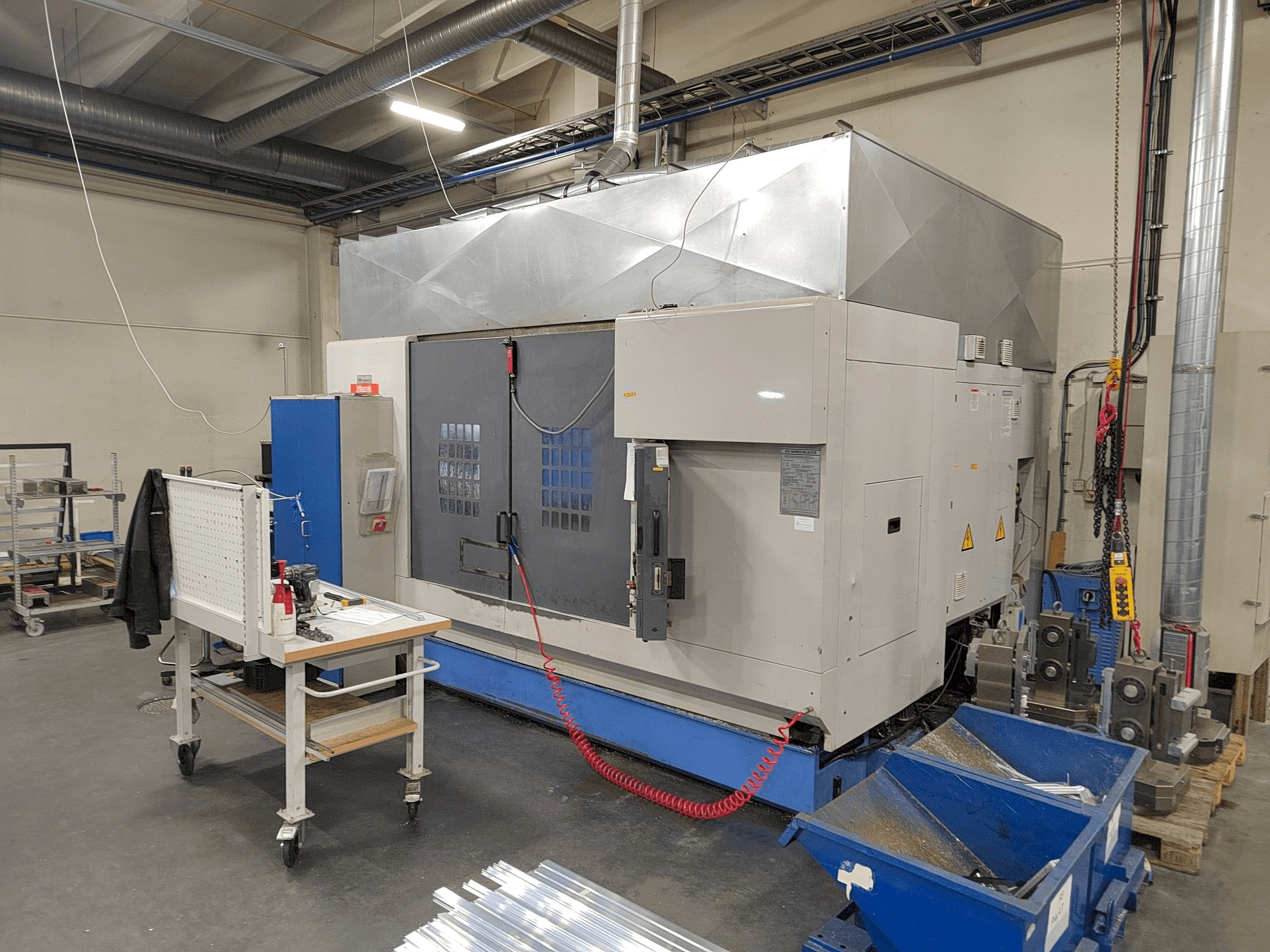 Vista frontal de la máquina Mazak VTC-300C