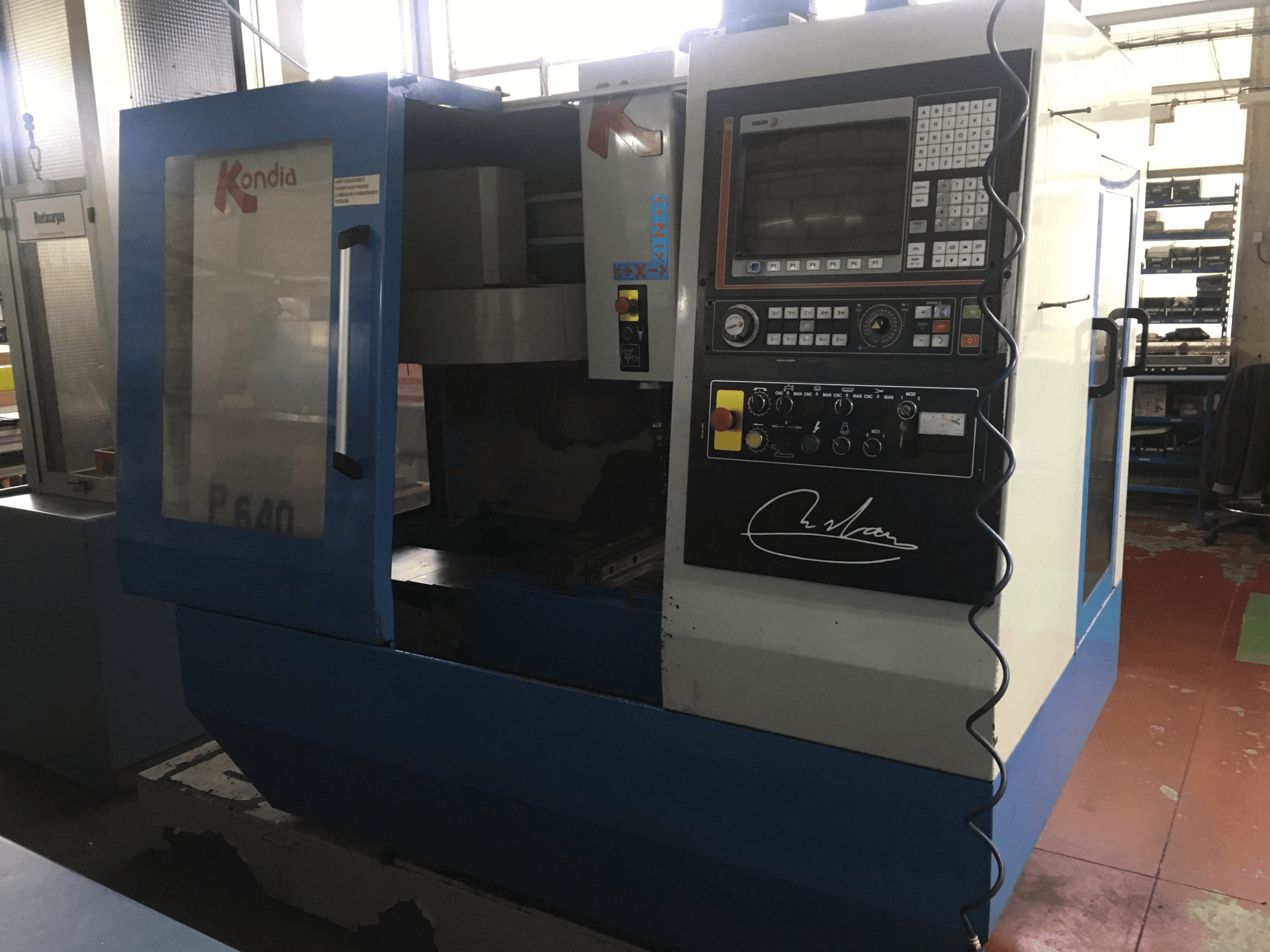 Vista frontal de la máquina KONDIA B-640