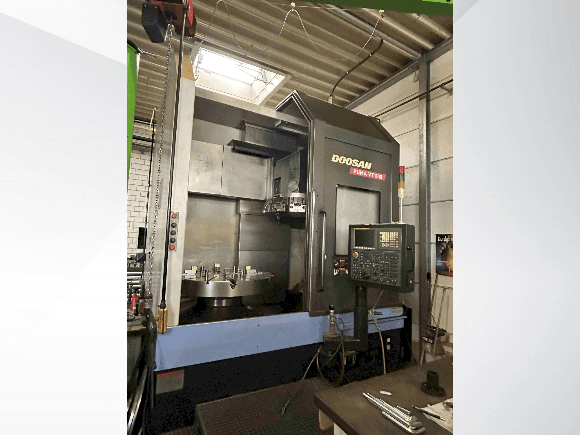 Vista frontal de la máquina DOOSAN Puma VT1100