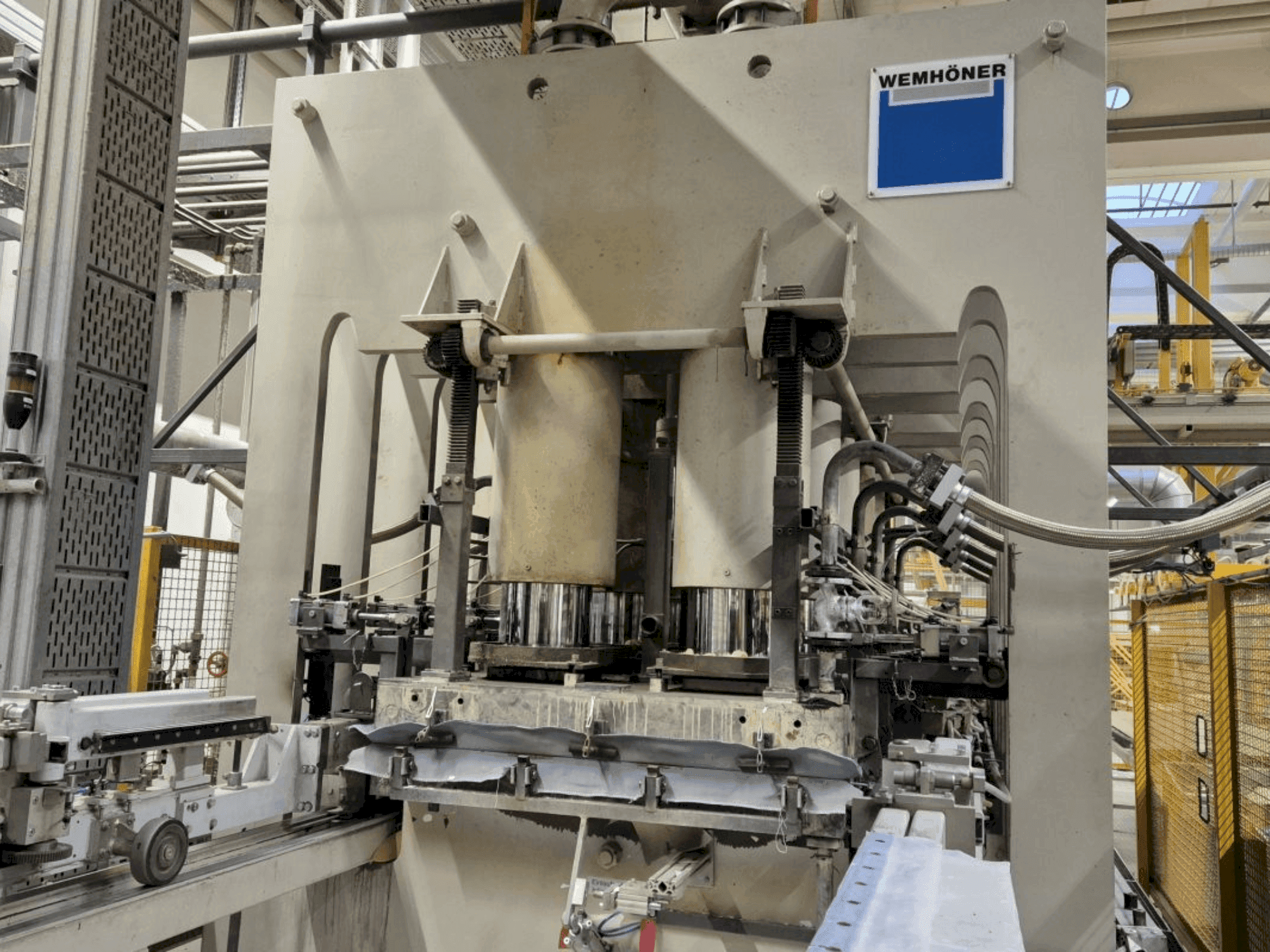 Vista frontal de la máquina WEMHÖNER KT-F-1E