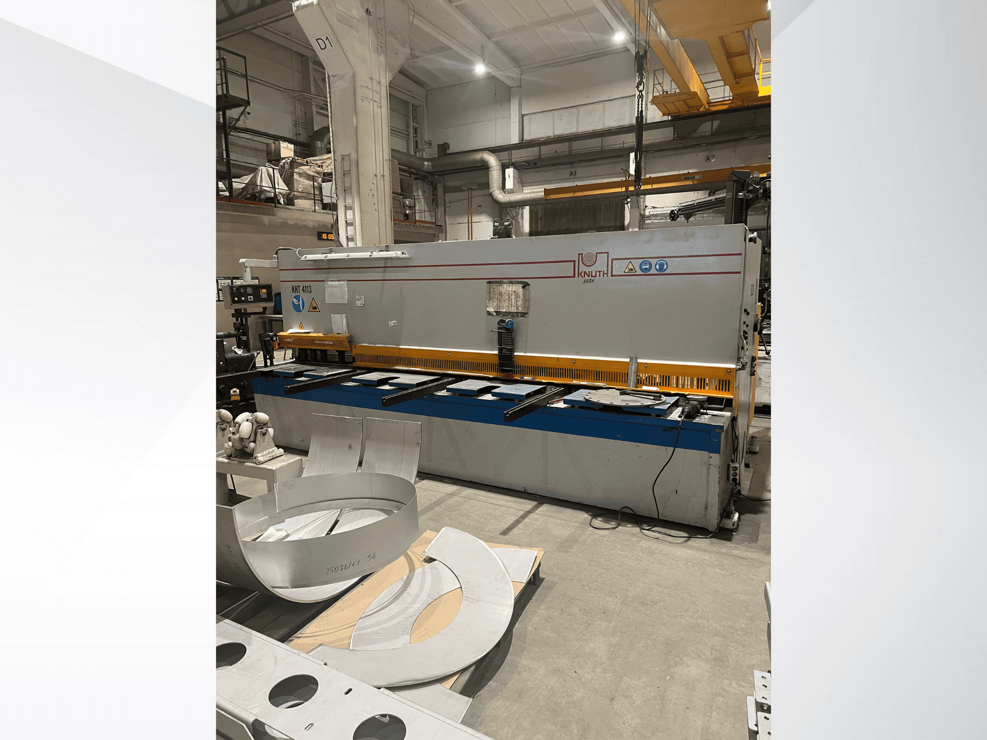 Knuth model MT 4173 sheet metal shearing machine in a workshop, front view showcasing cutting table and metal sheets.