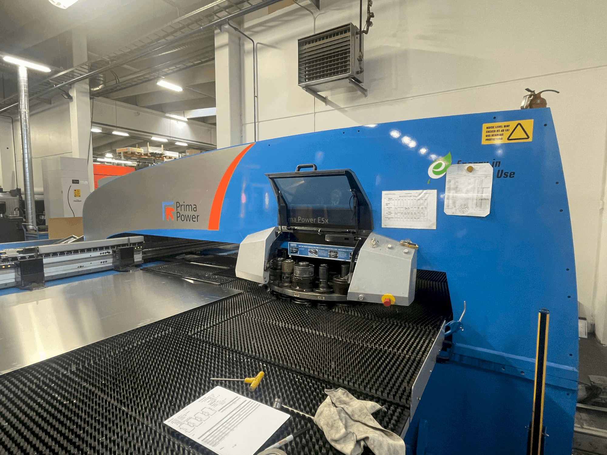 Vista frontal de la máquina Prima Power E5X