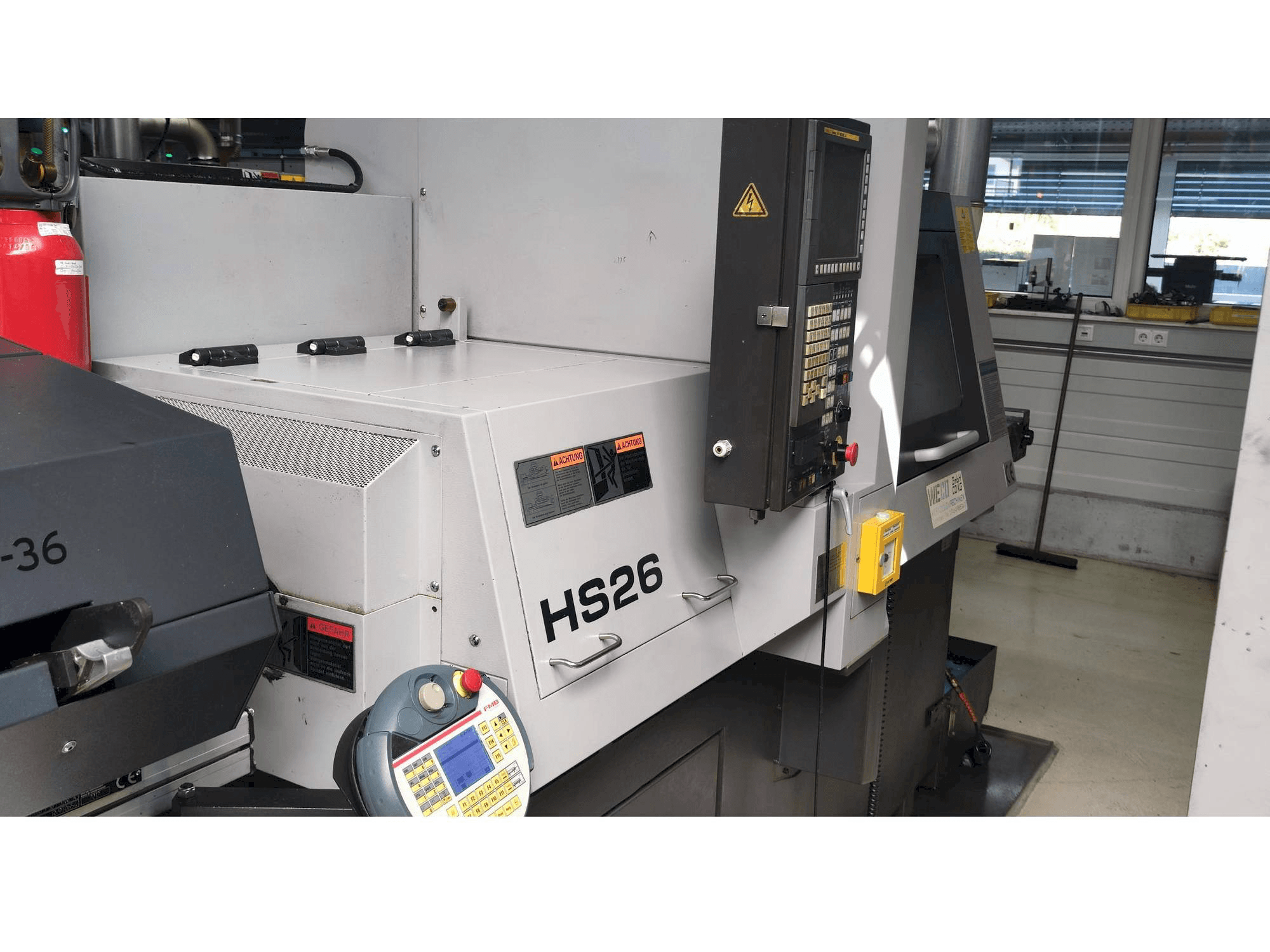 Vista lateral izquierda de la máquina TSUGAMI HS26