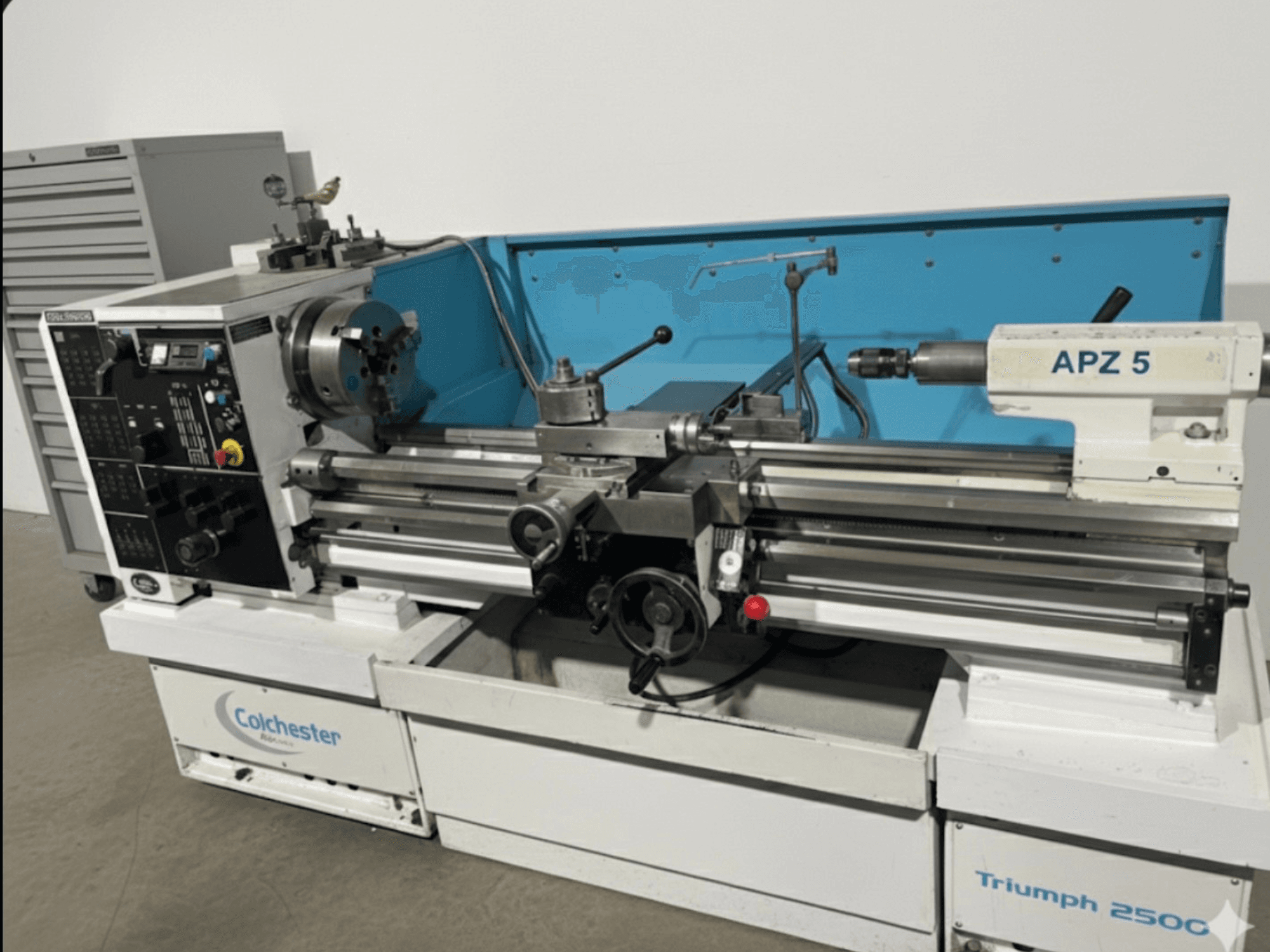 Torno Colchester Triumph 250C, vista frontal, con un accesorio APZ 5 y panel de control con diales y botones.