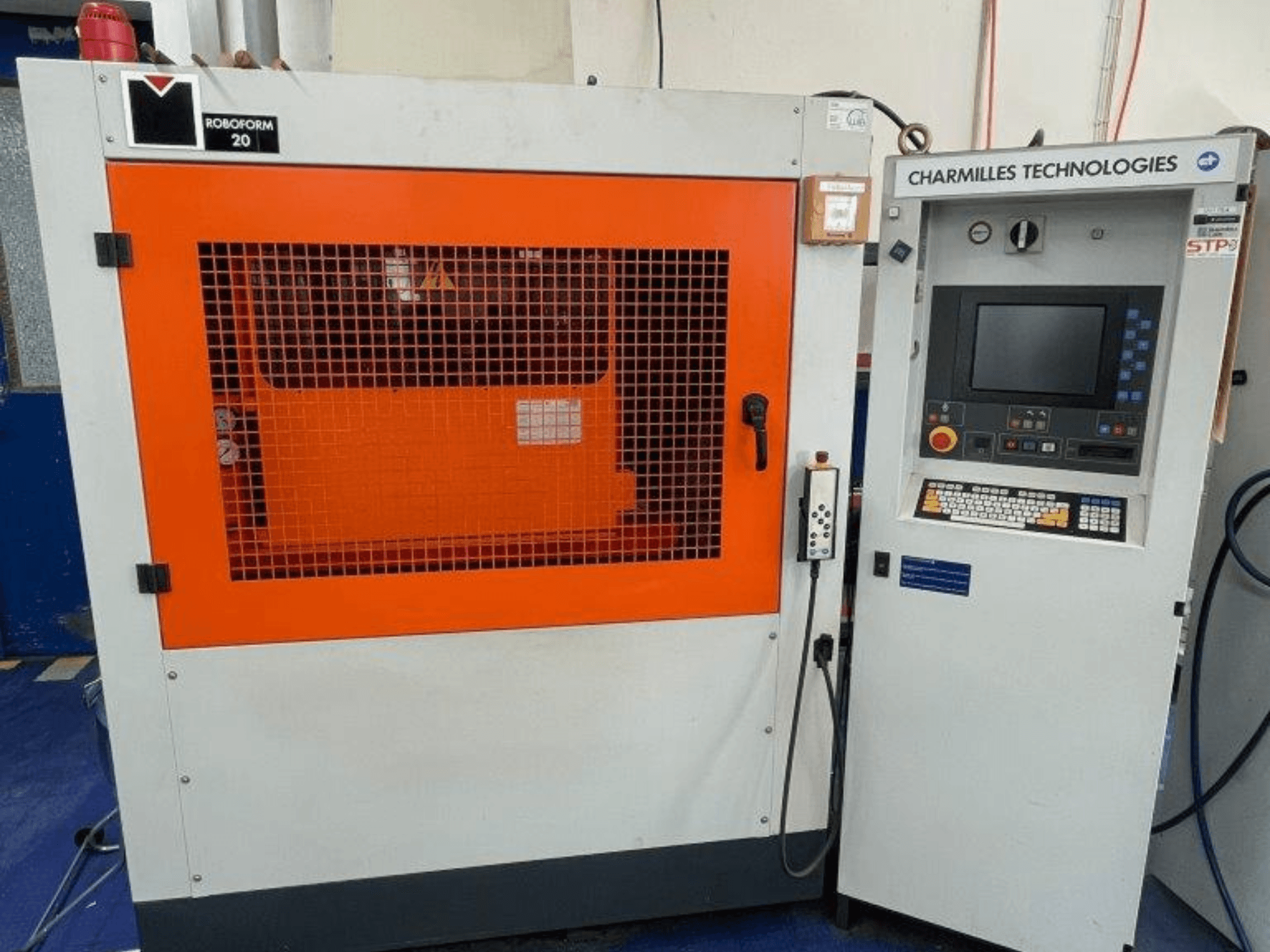 Máquina de electroerosión por penetración AgieCharmilles Robofrom 20, vista frontal con panel de control y rejilla protectora naranja.