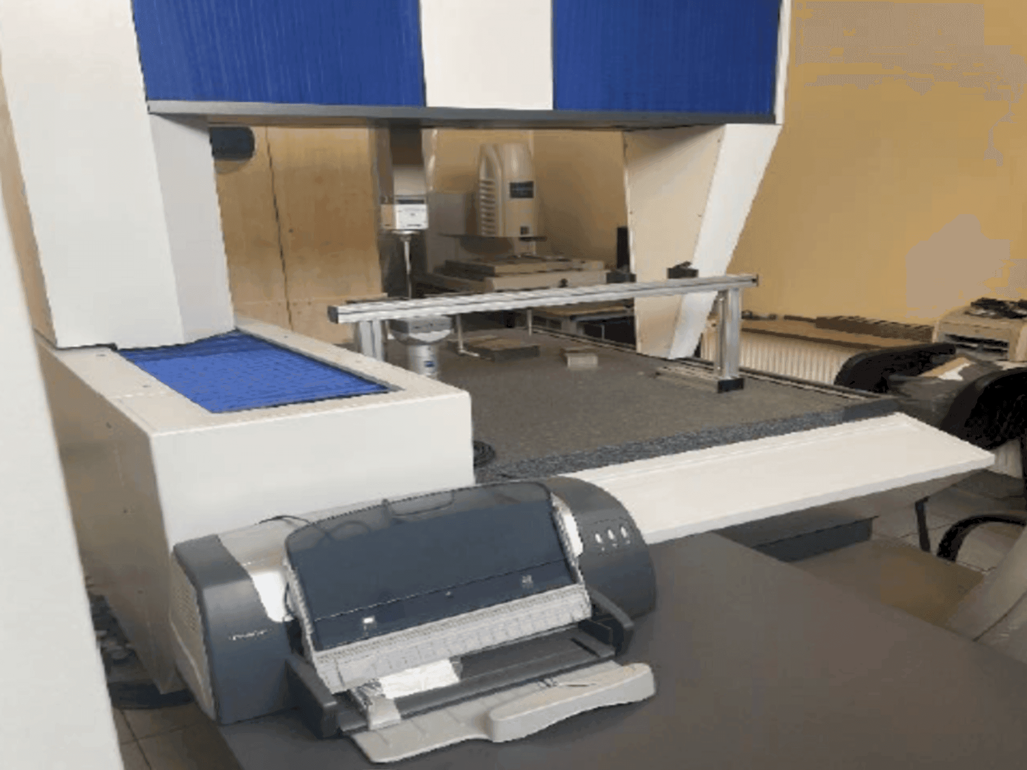 Front view of ZEISS Prismo 7 Vario machine