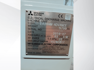Etiqueta de la máquina de descarga eléctrica Mitsubishi Electric EA28VM Advance, con especificaciones como el peso, la fuente de alimentación y la fuente de aire.