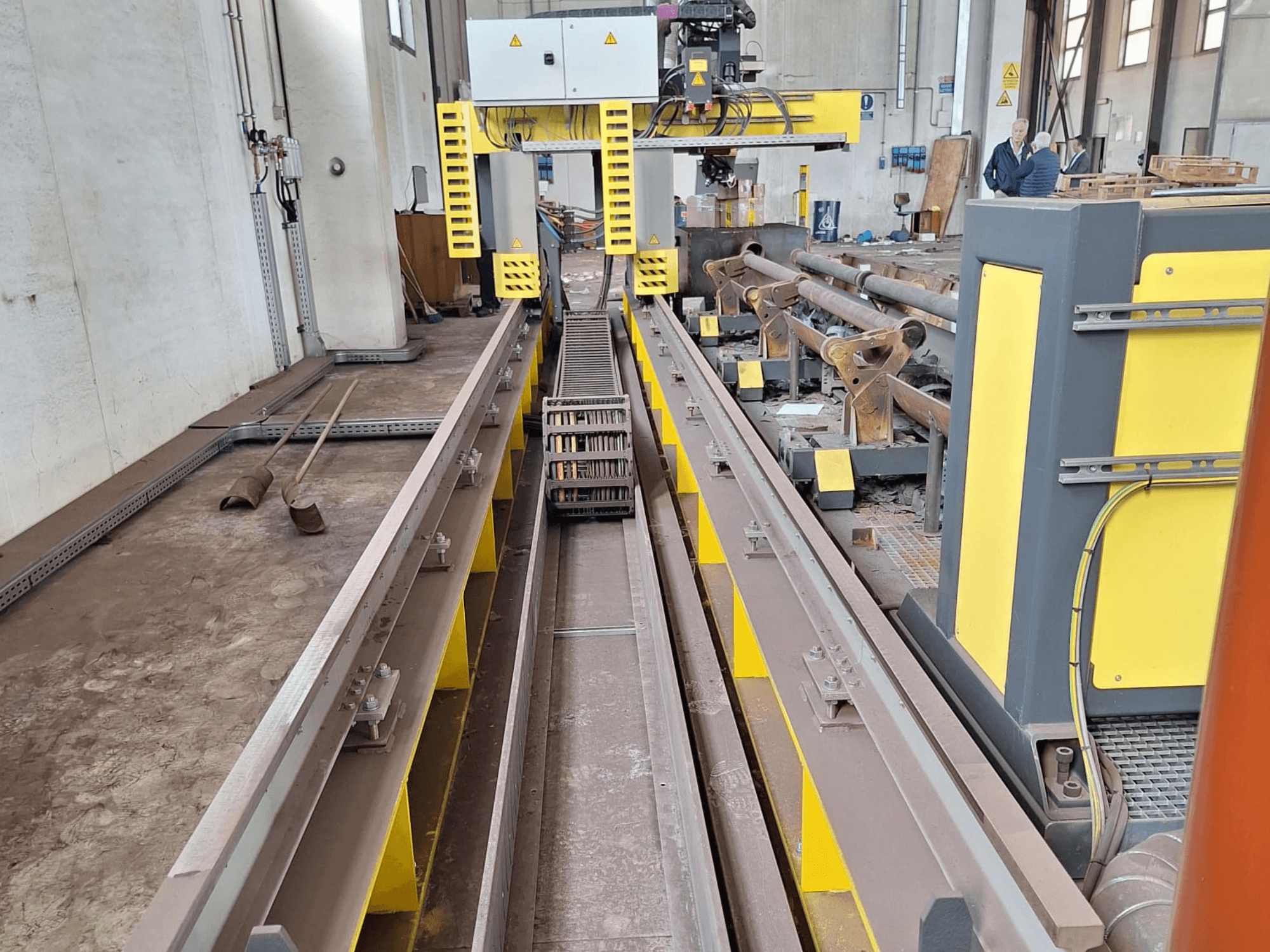 Máquina de corte de tubos ESAB SUPRAREX 3100 SXE HD 1000 vista de frente, mostrando las orugas, el cabezal de corte y las características de seguridad amarillas.