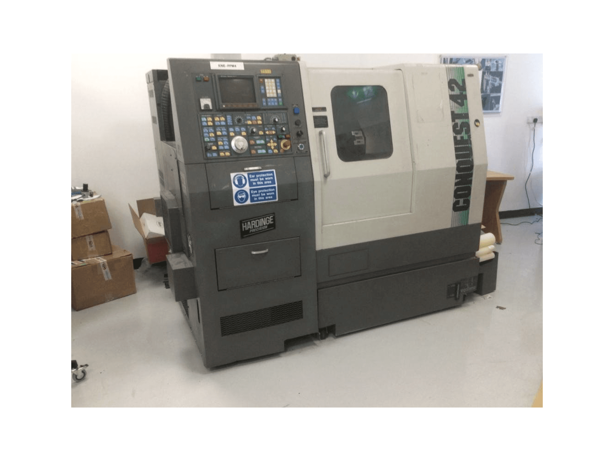 Vista frontal de la máquina Hardinge Conquest 42