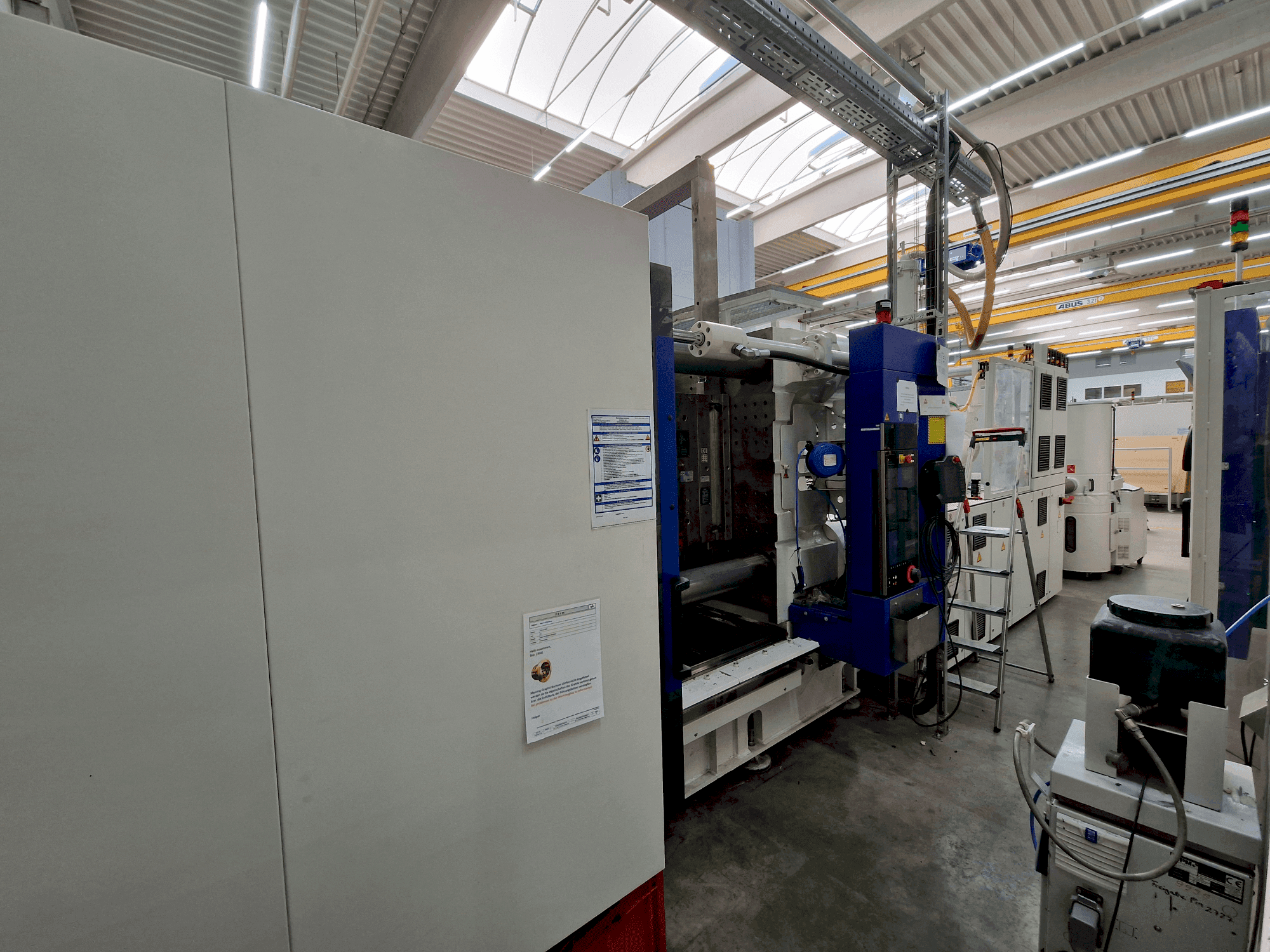 Vista frontal de la máquina Engel duo 2400/650