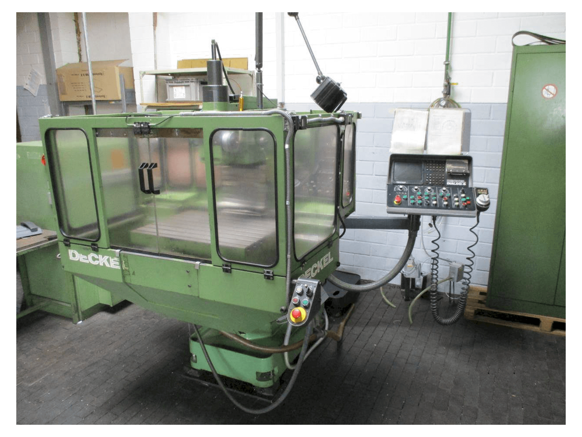 Vista frontal de la máquina DECKEL FP 3NC