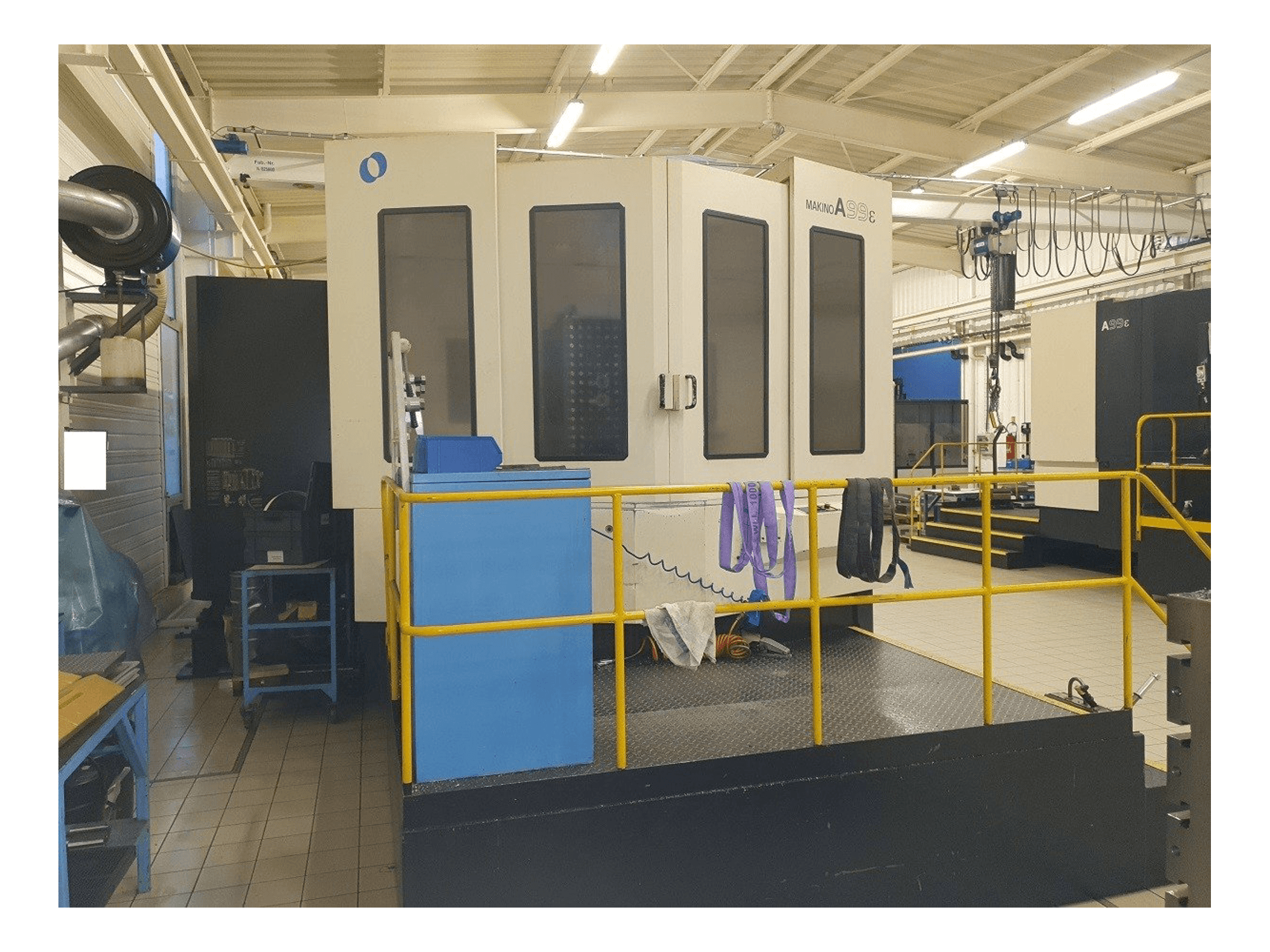 Vista frontal de la máquina Makino A99