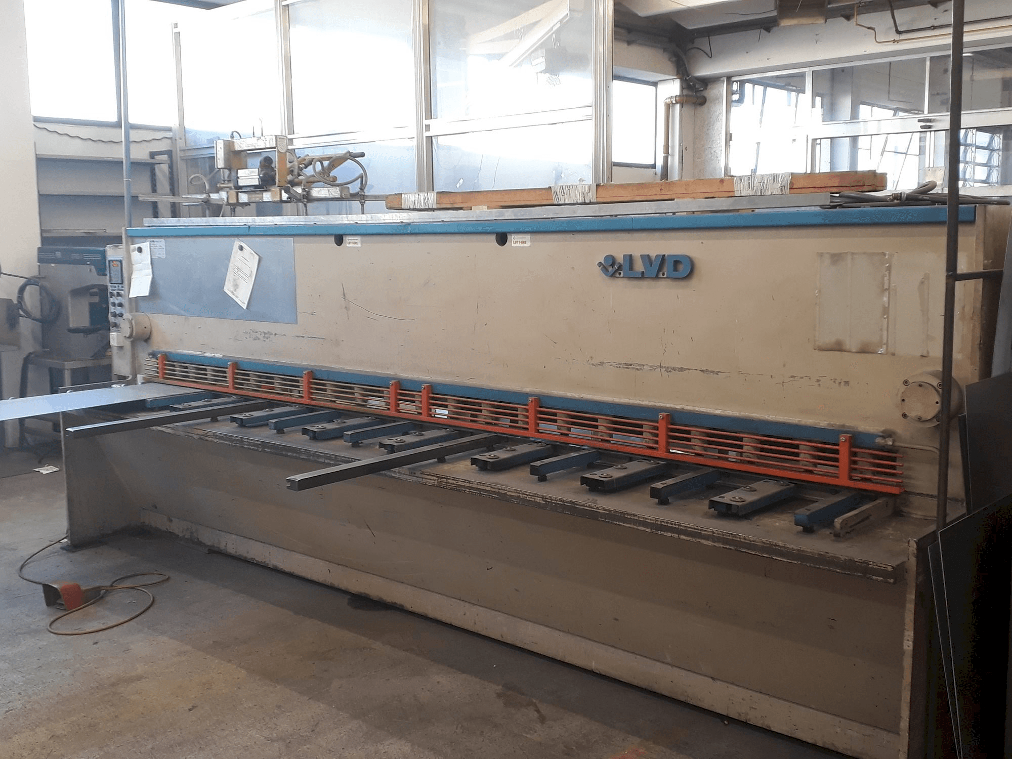 Front view of LVD HST 40/6 machine