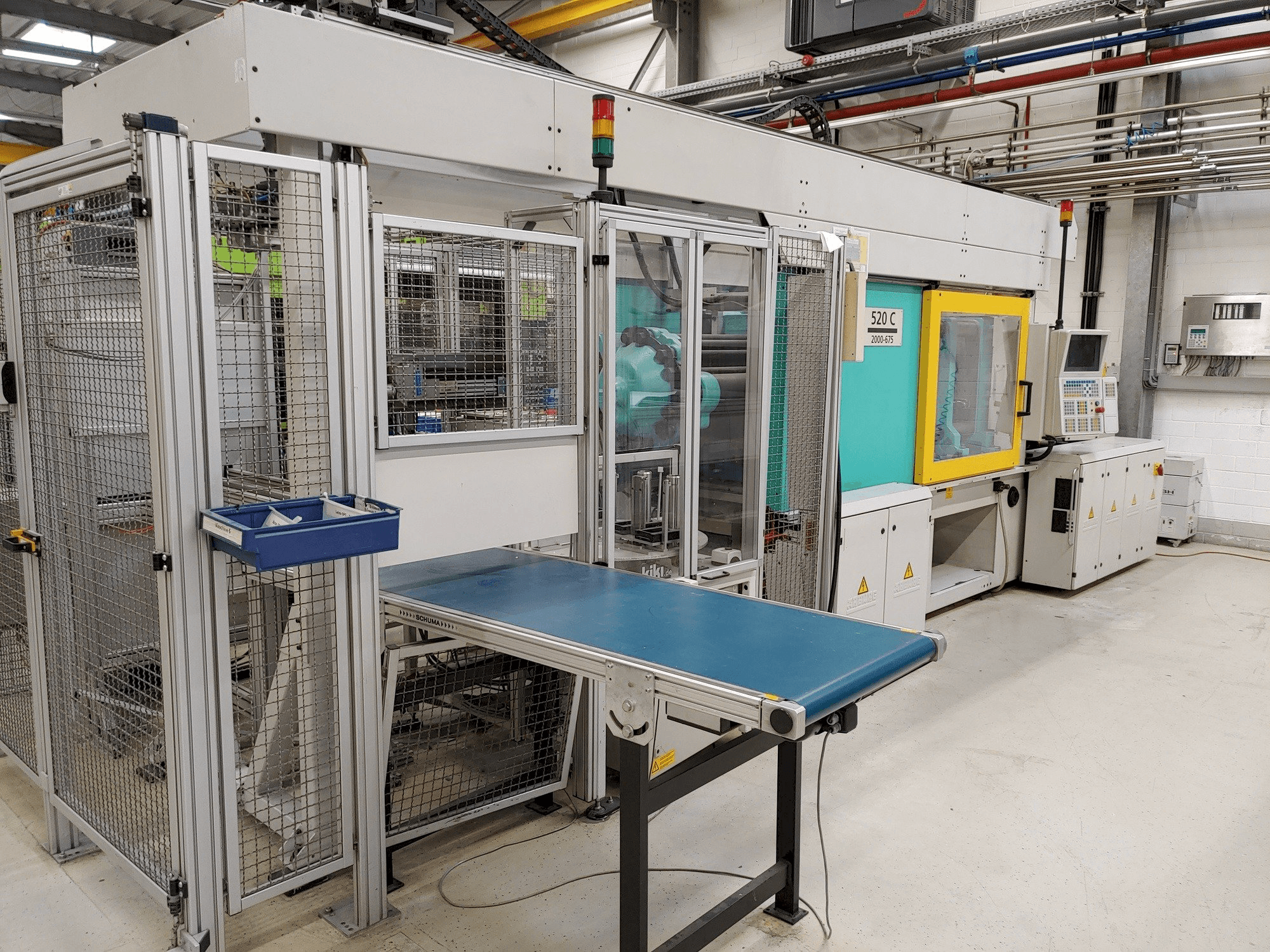 Vista frontal de la máquina Arburg Allrounder 520 C 2000-675