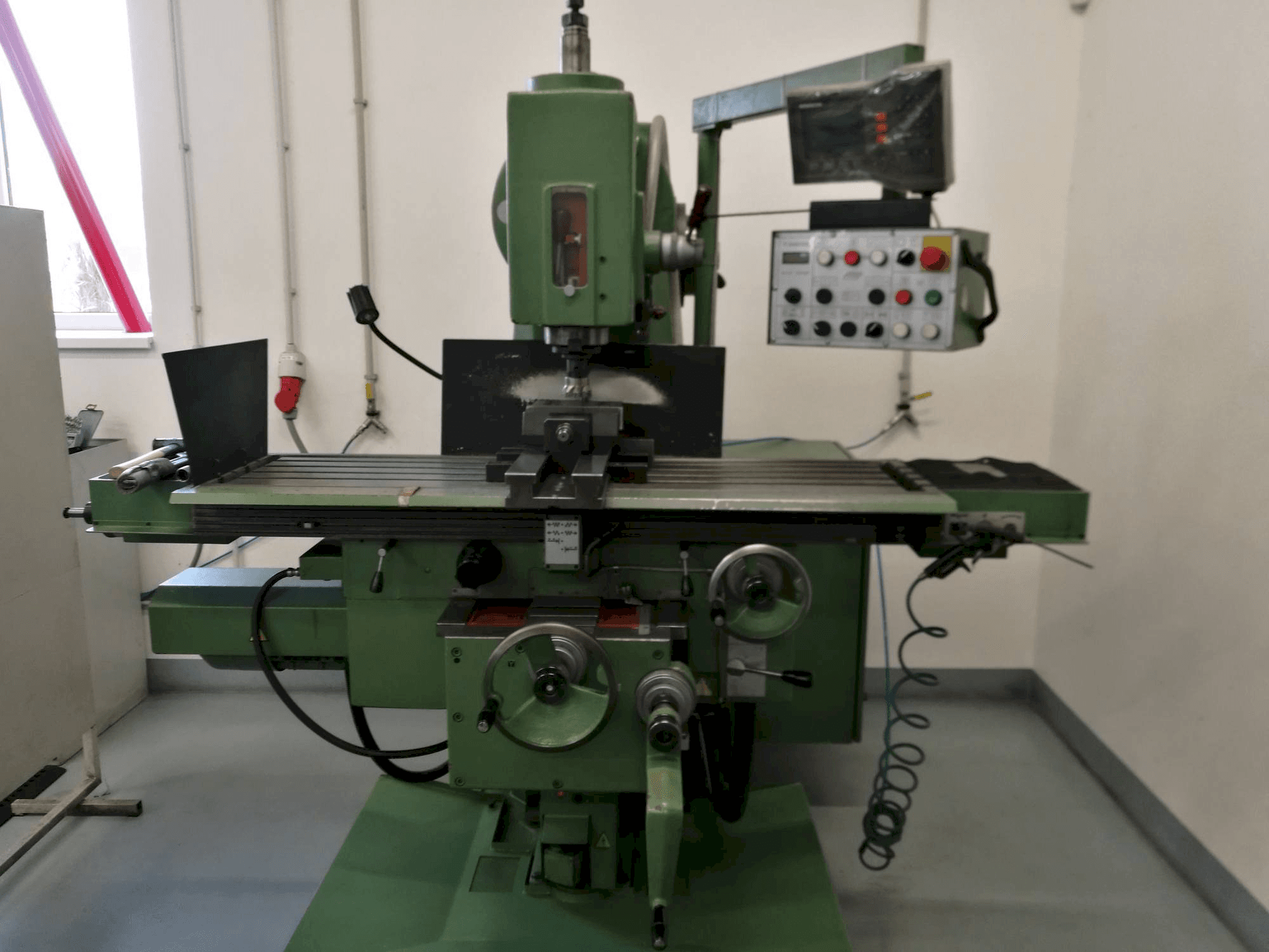 Vista frontal de la máquina TOS FGV 32